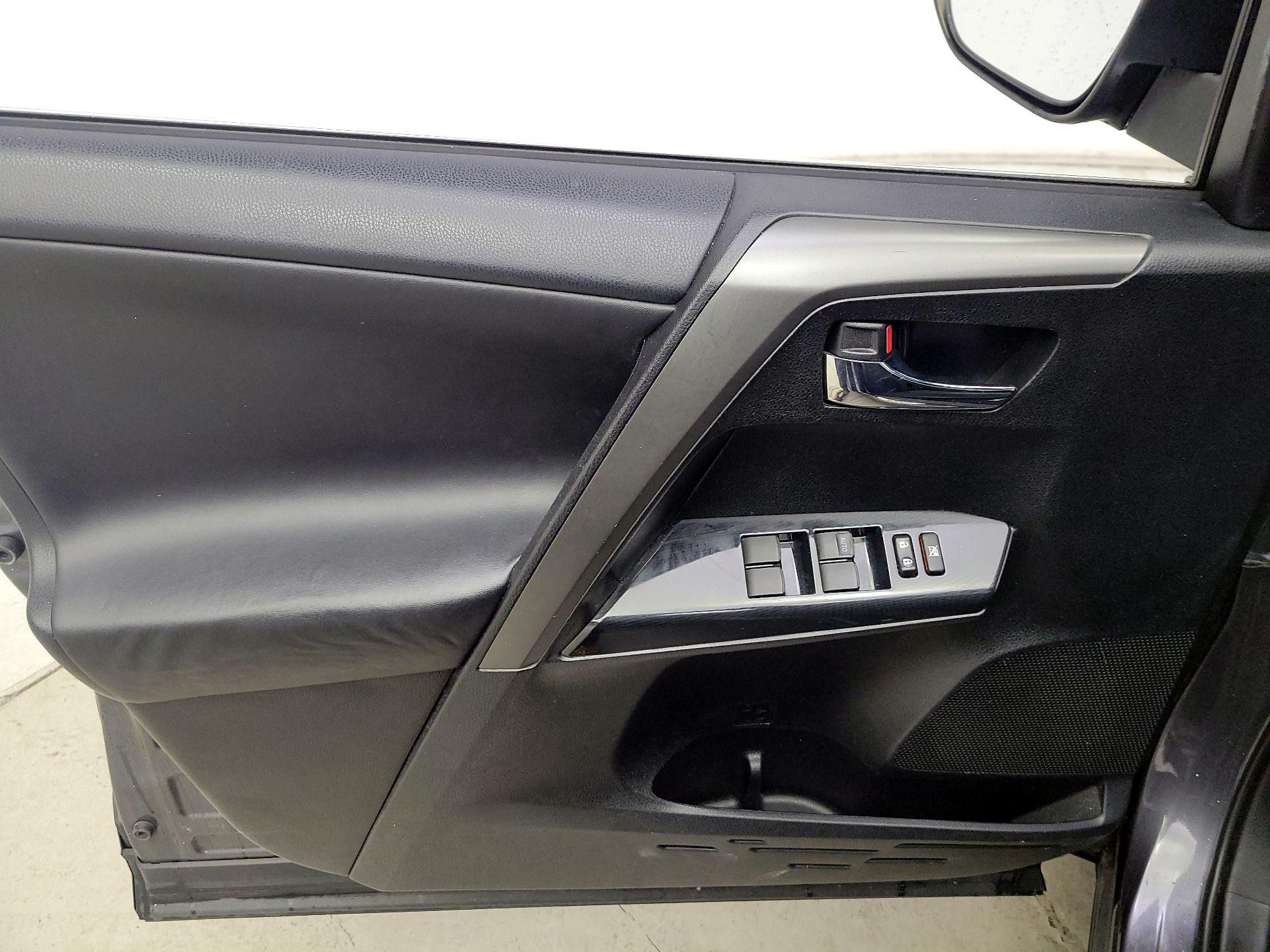 Thumbnail: 2016 Toyota RAV4 - 12