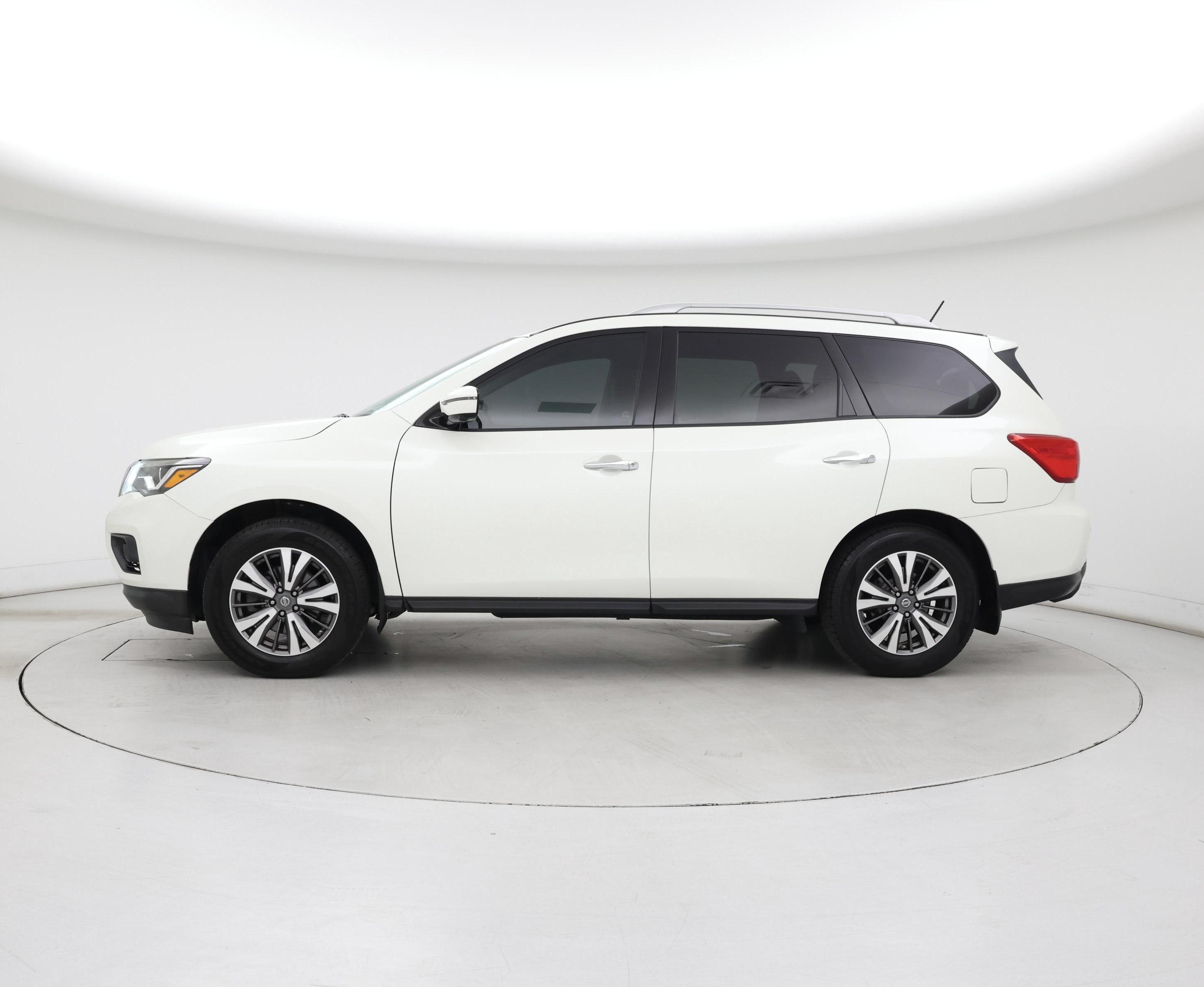 Thumbnail: 2017 Nissan Pathfinder - 3