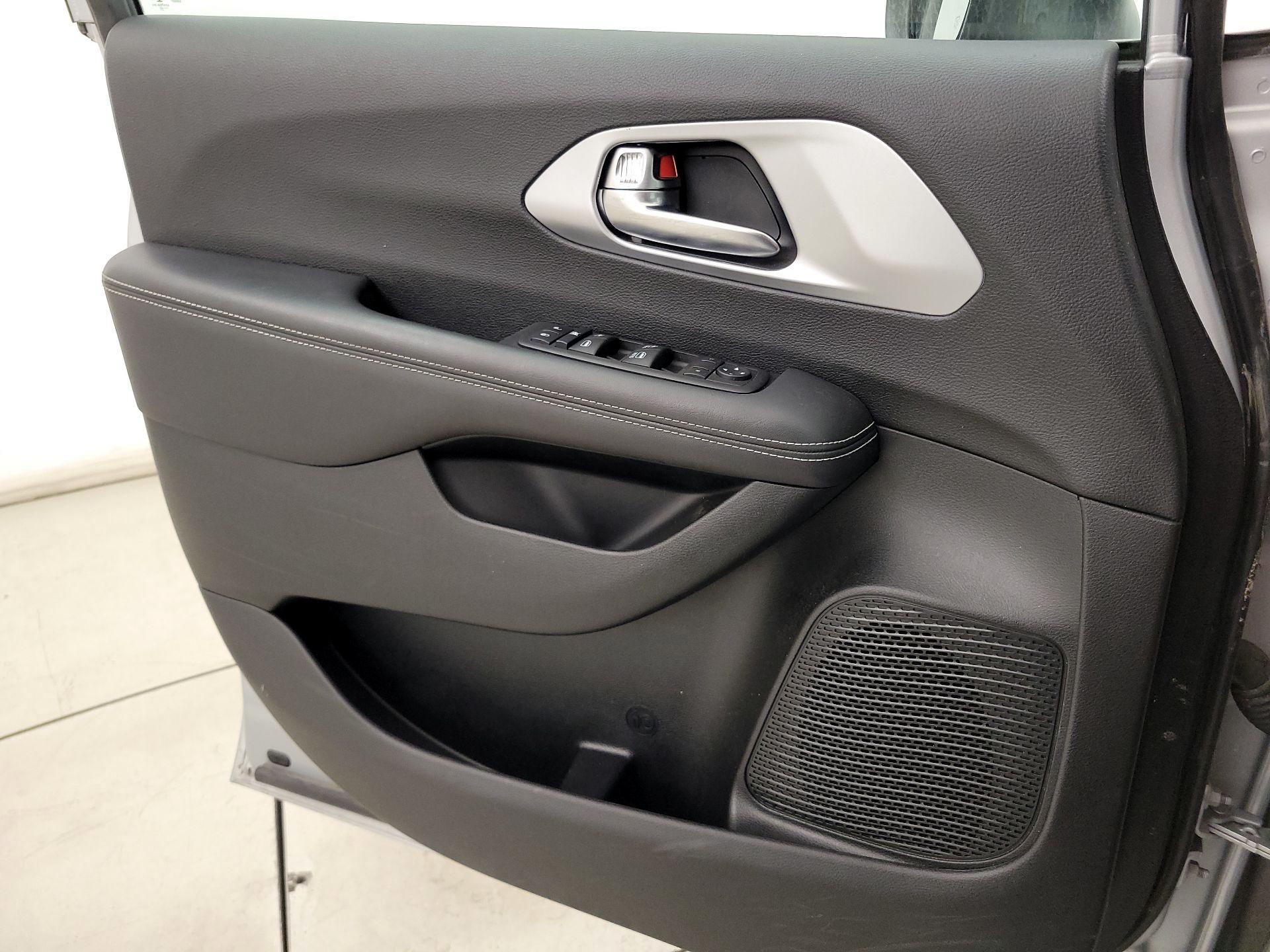 Thumbnail: 2023 Chrysler Pacifica - 12
