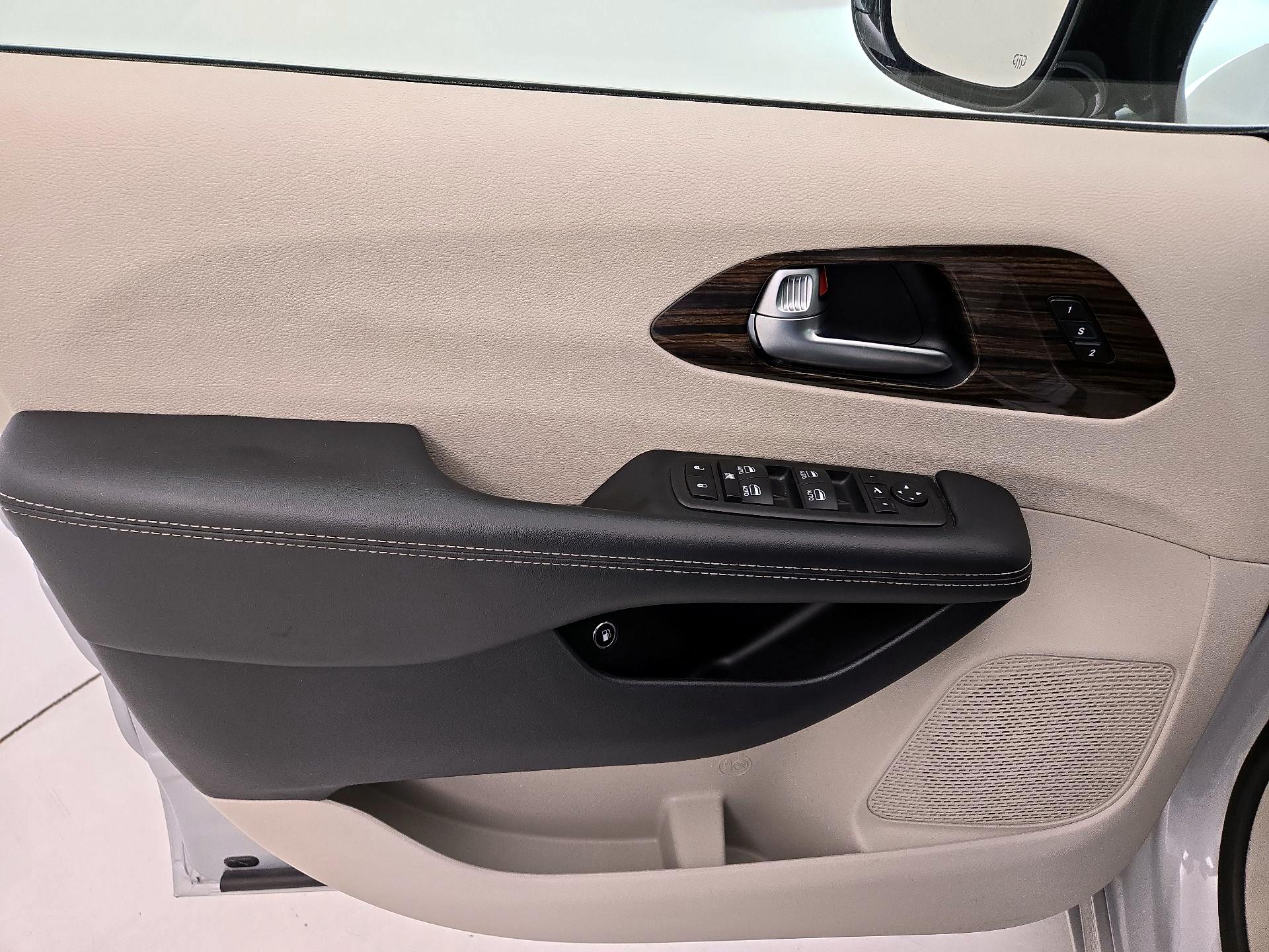 Thumbnail: 2023 Chrysler Pacifica - 12