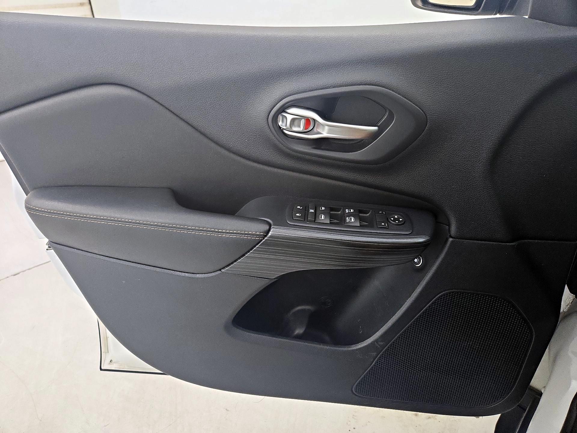 Thumbnail: 2016 Jeep Cherokee - 12