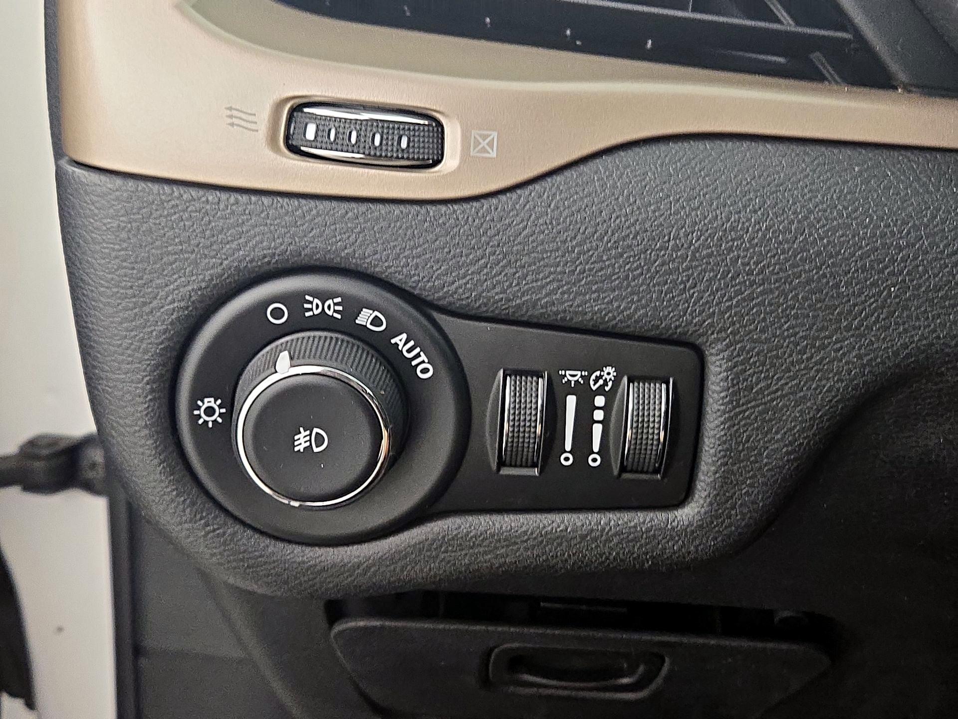 Thumbnail: 2016 Jeep Cherokee - 13
