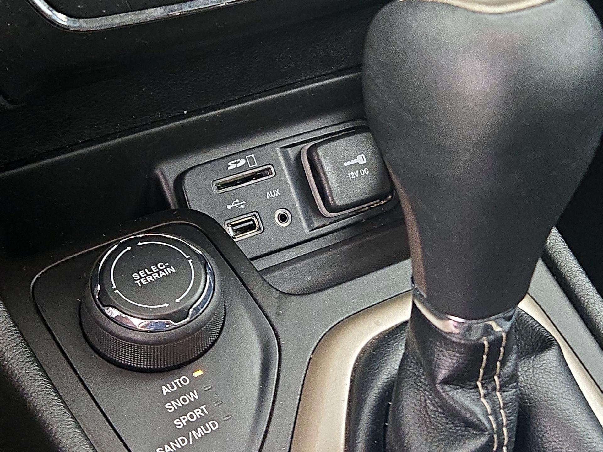 Thumbnail: 2016 Jeep Cherokee - 19