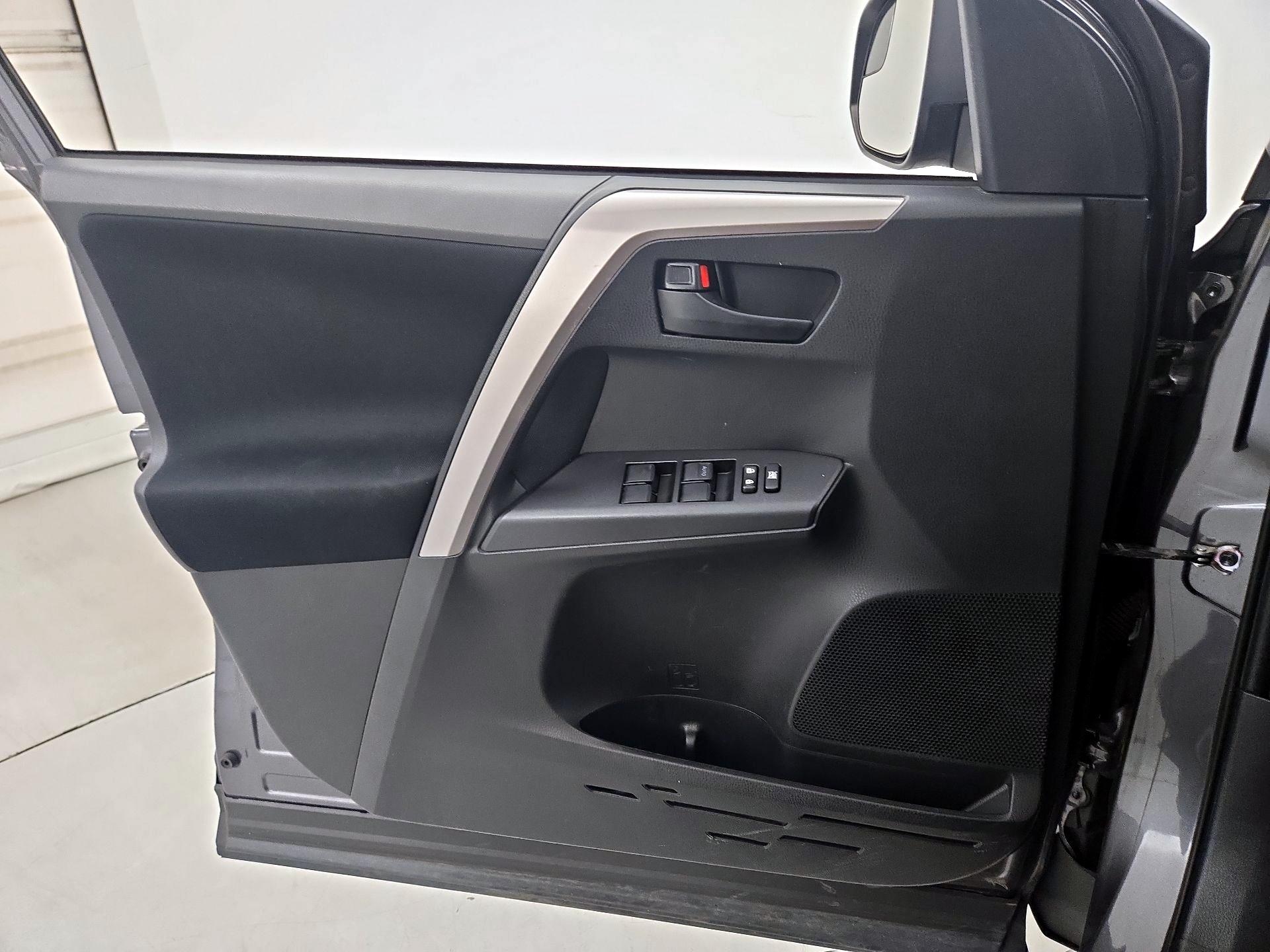 Thumbnail: 2016 Toyota RAV4 - 12