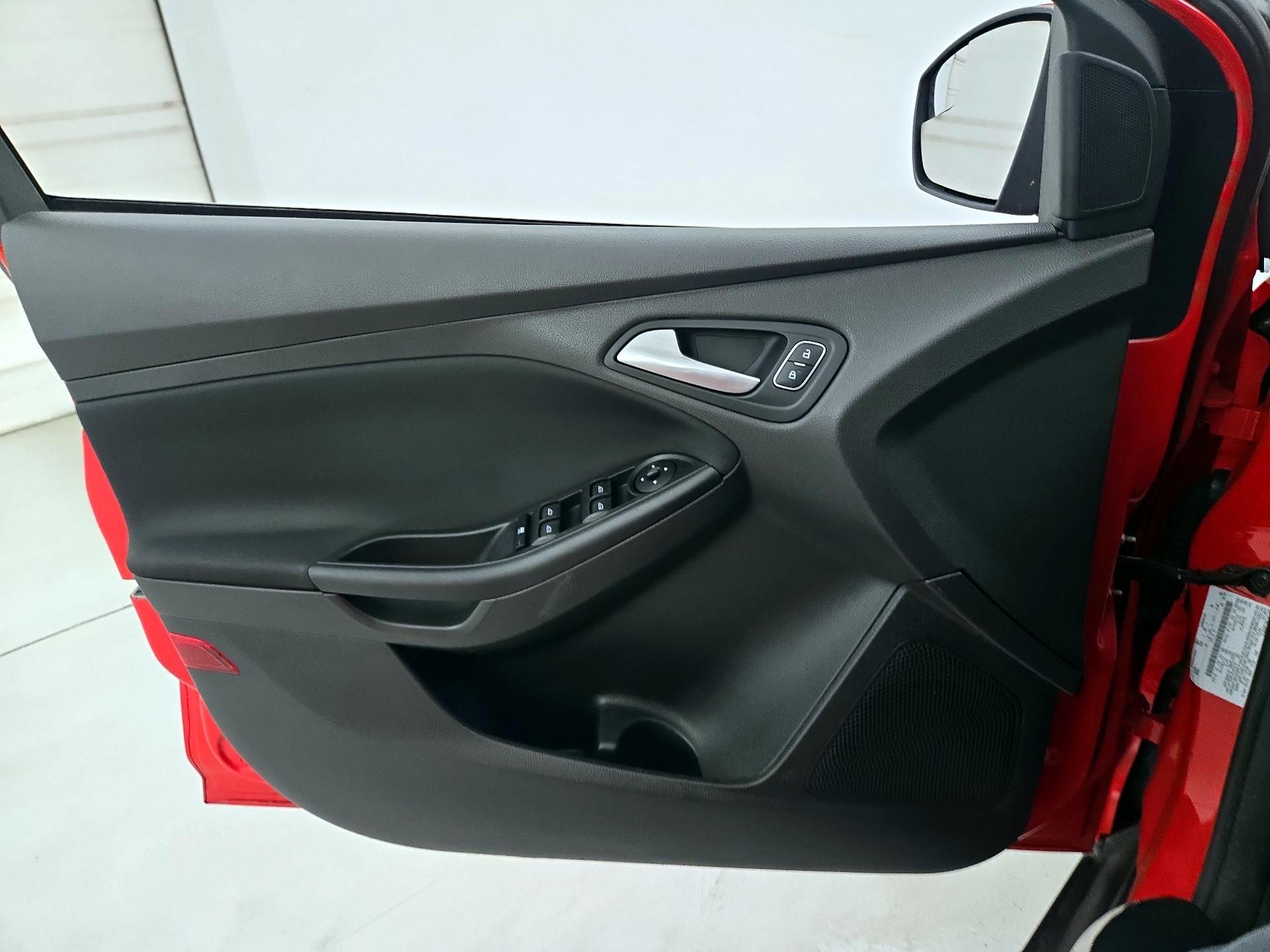 Thumbnail: 2016 Ford Focus - 12