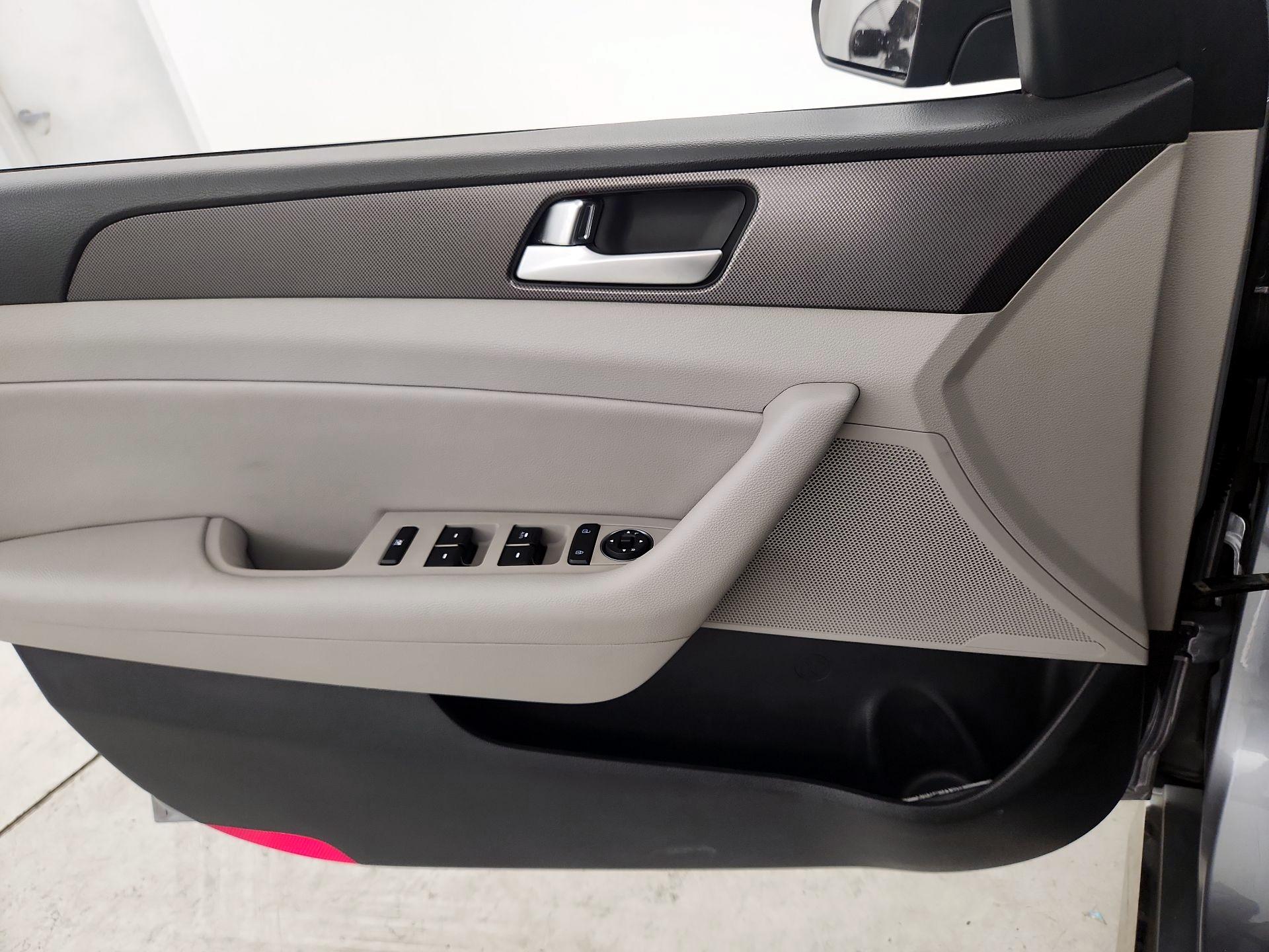 Thumbnail: 2015 Hyundai Sonata - 10