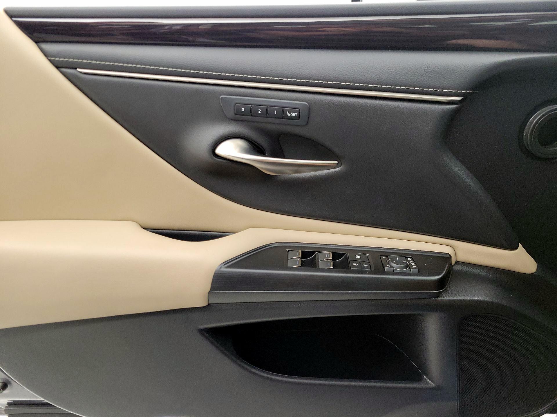 Thumbnail: 2021 Lexus ES - 12