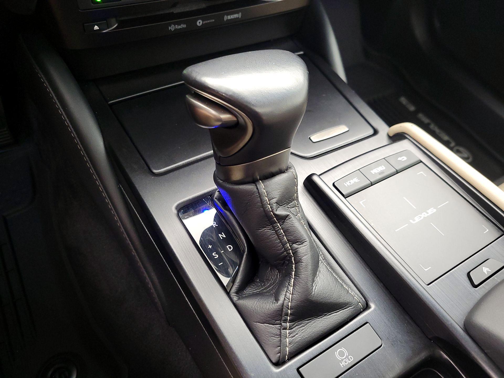 Thumbnail: 2021 Lexus ES - 17