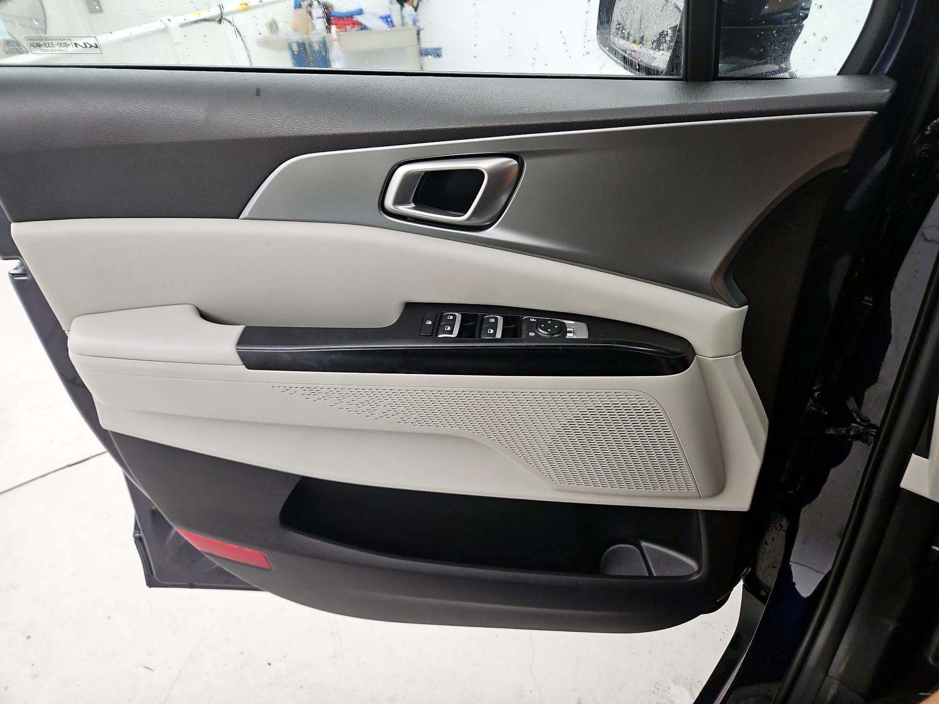 Thumbnail: 2023 Kia Carnival - 12