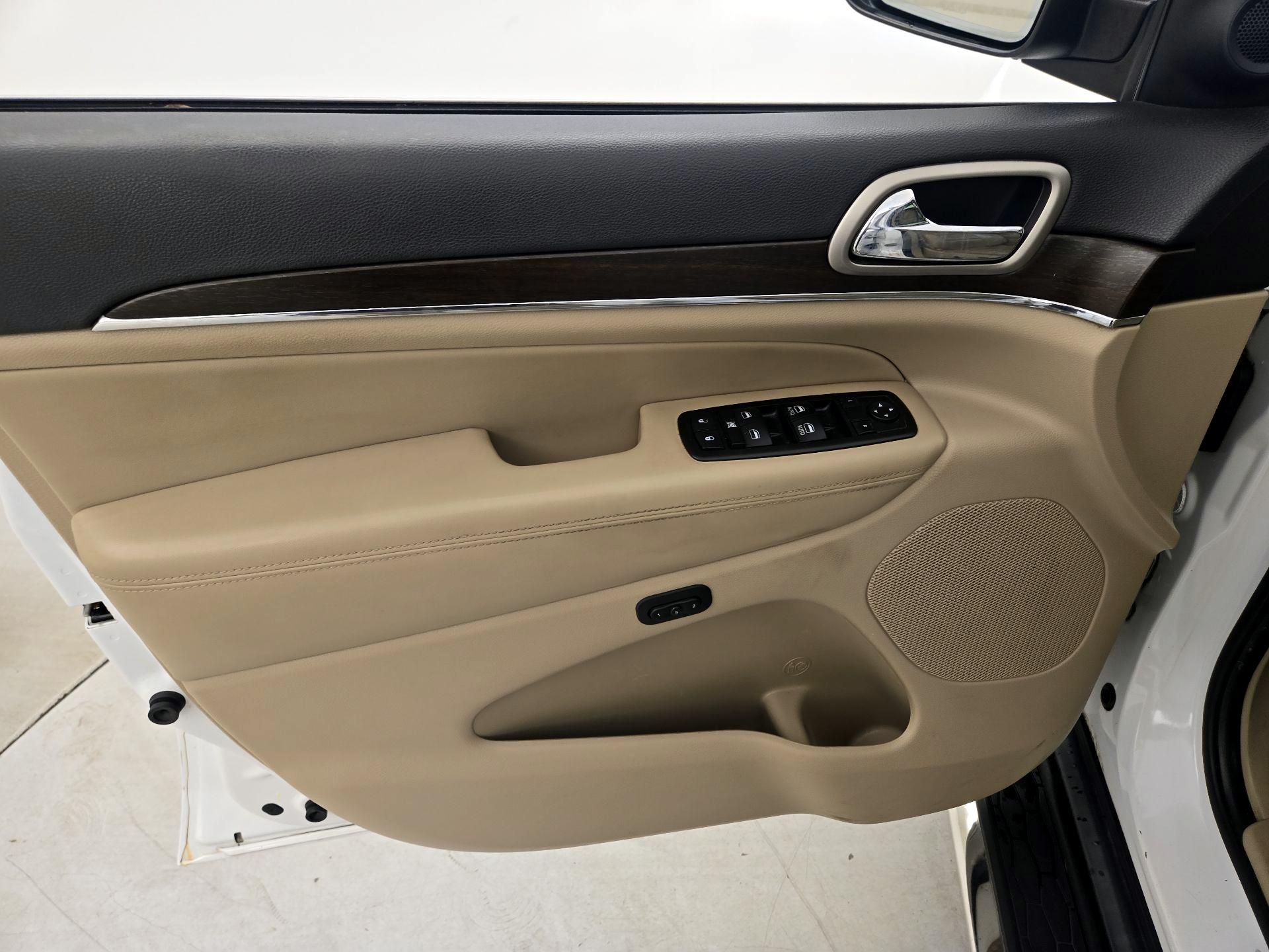 Thumbnail: 2015 Jeep Grand Cherokee - 12