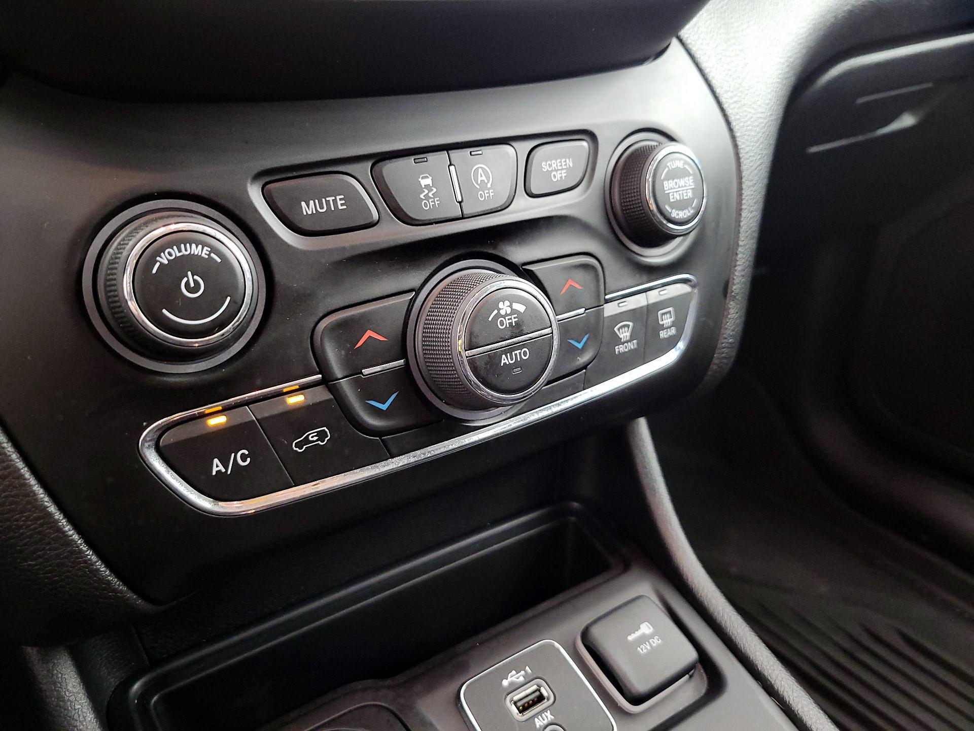 Thumbnail: 2021 Jeep Cherokee - 16
