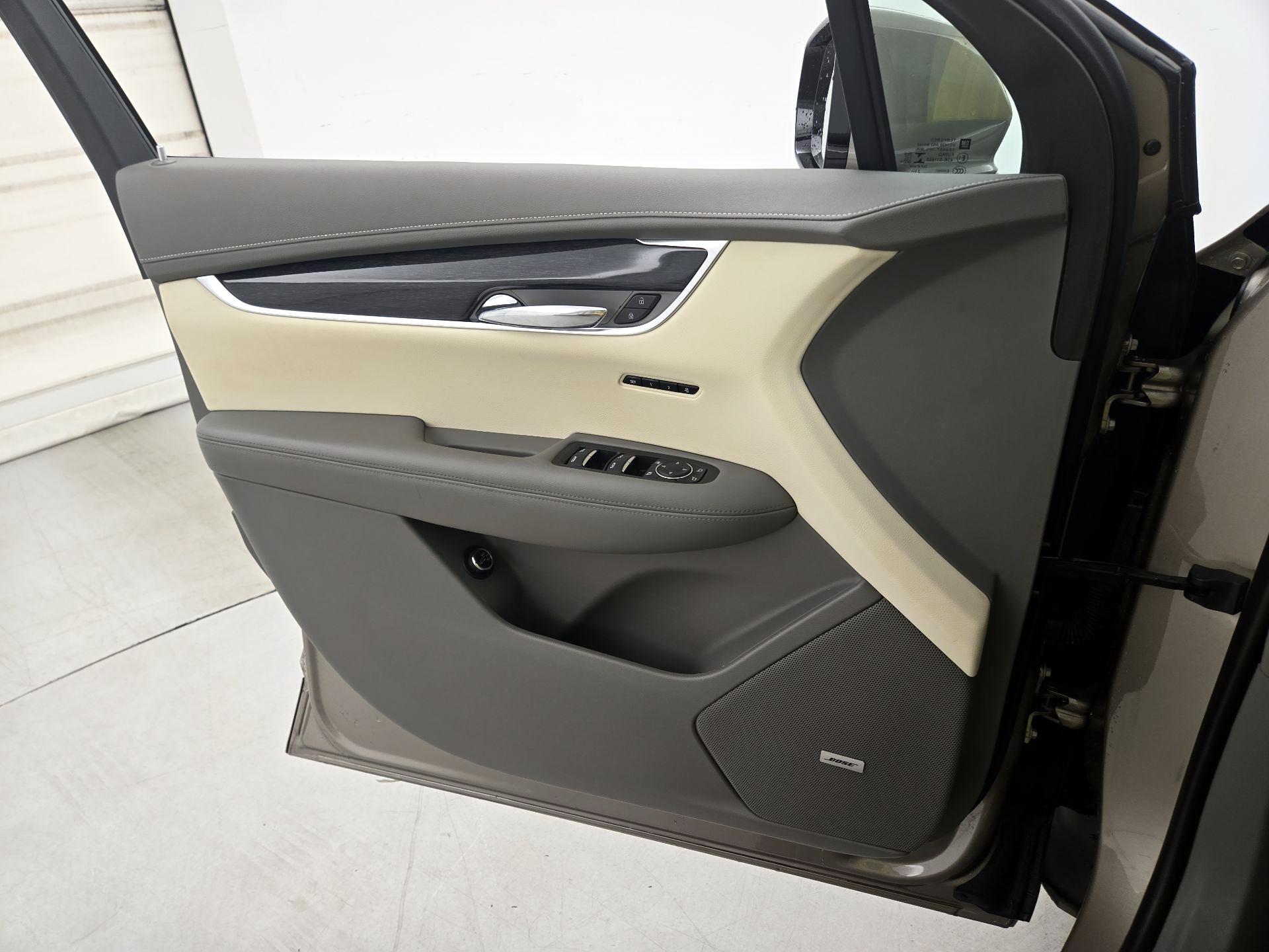 Thumbnail: 2022 Cadillac XT6 - 12