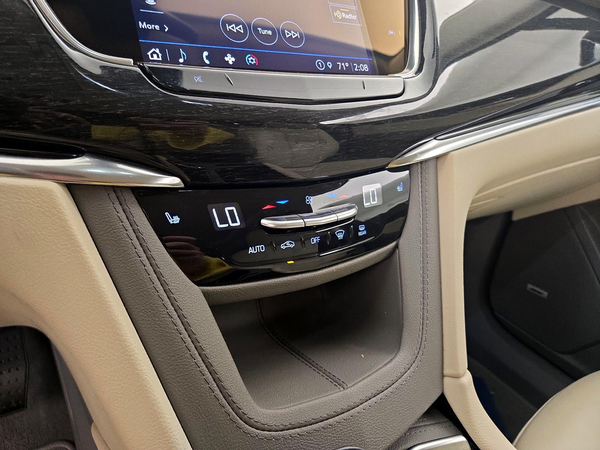 Thumbnail: 2022 Cadillac XT6 - 16
