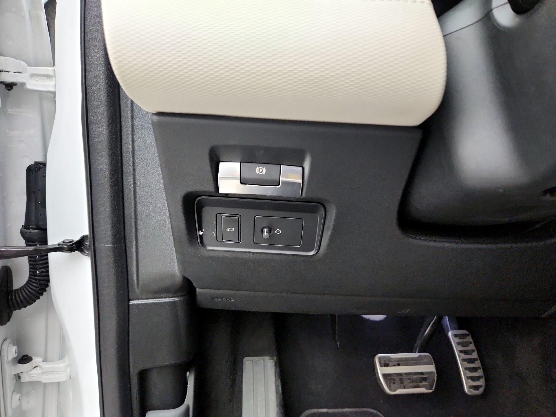 Thumbnail: 2023 Land Rover Discovery Sport - 13