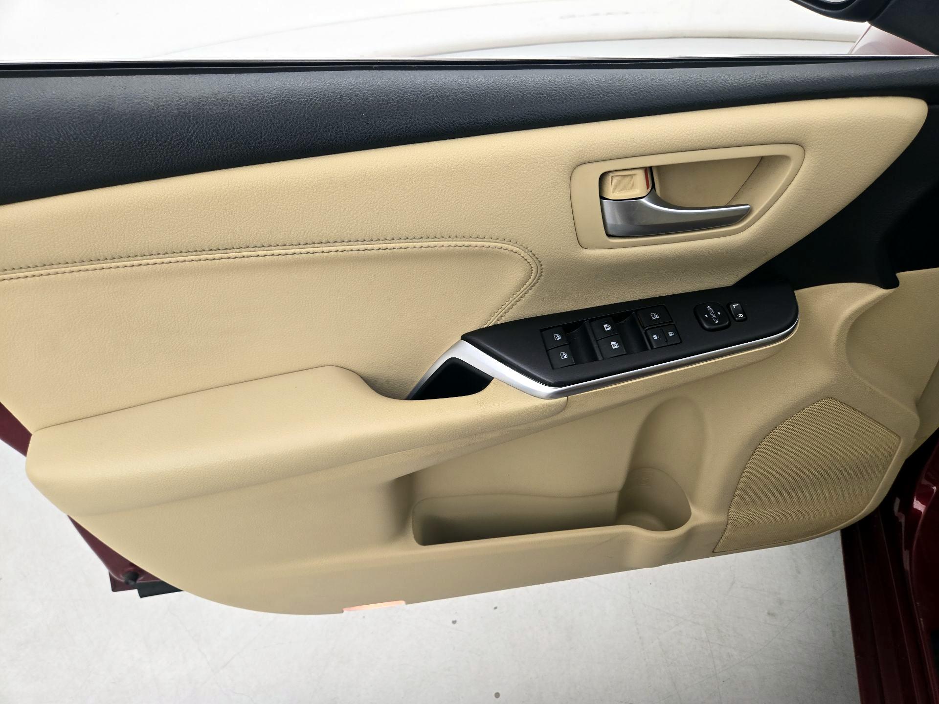 Thumbnail: 2016 Toyota Camry - 12