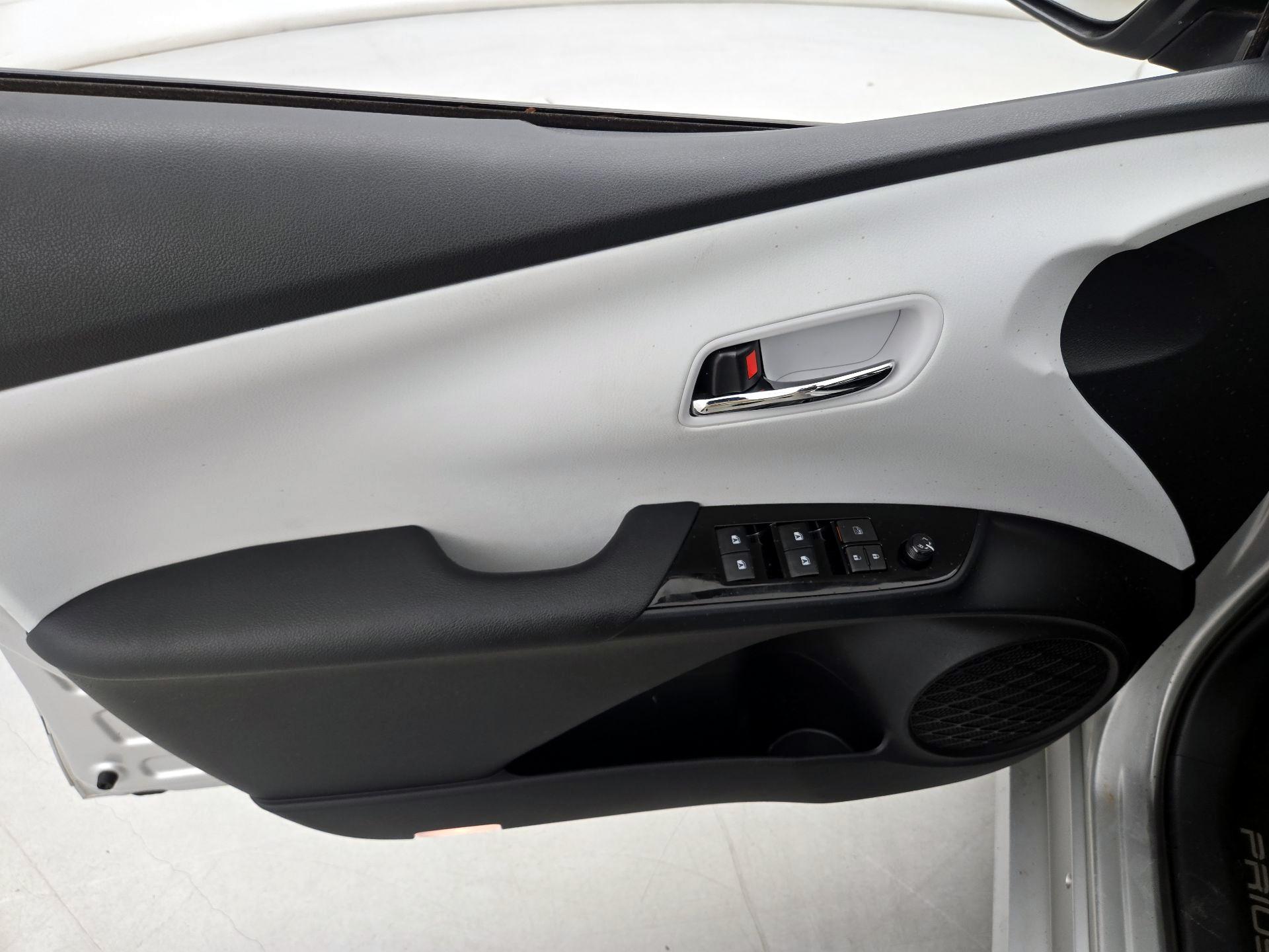 Thumbnail: 2018 Toyota Prius - 12