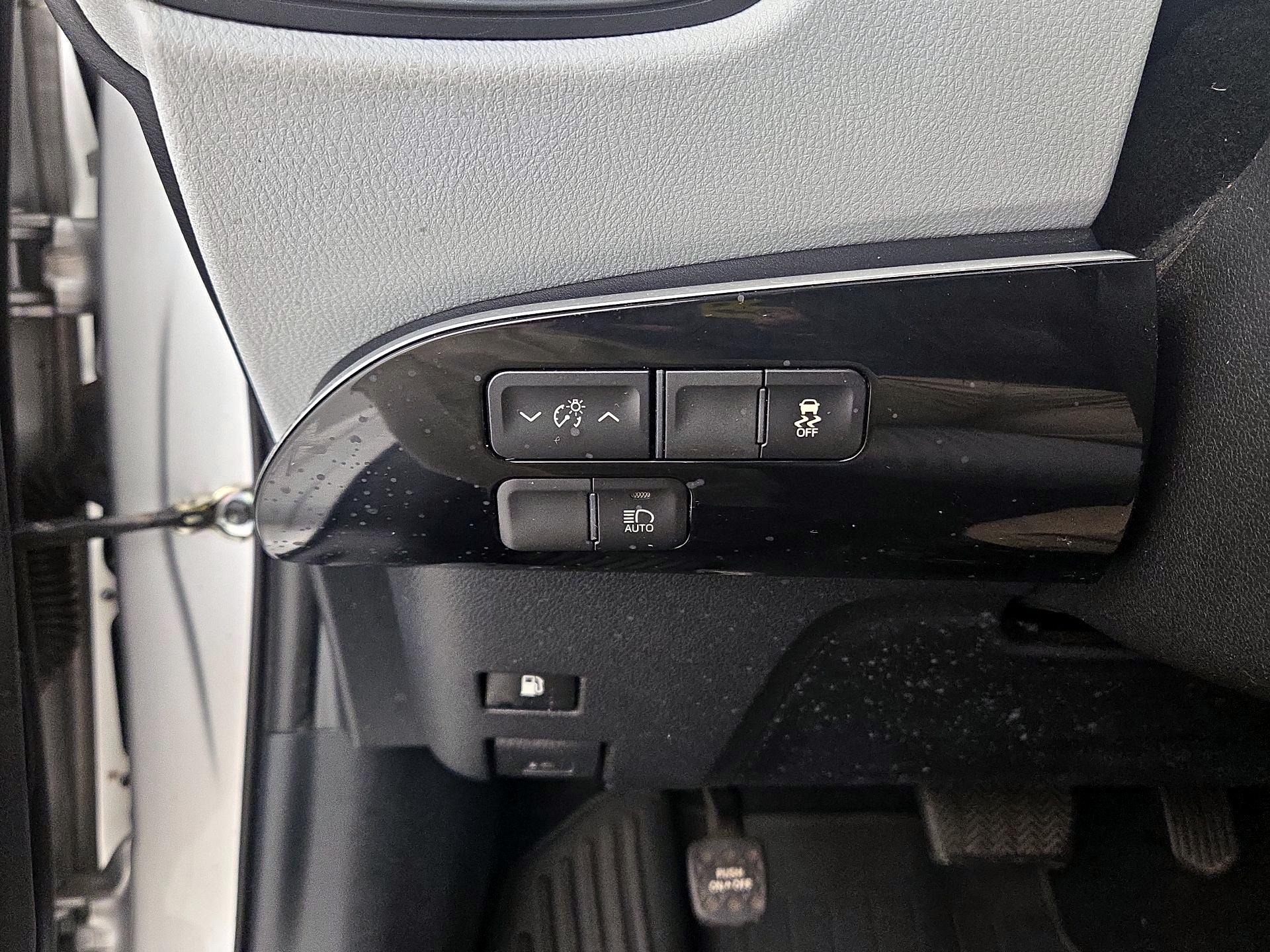 Thumbnail: 2018 Toyota Prius - 13