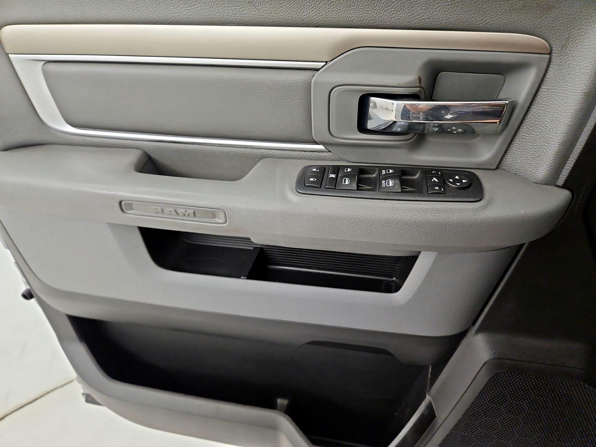 Thumbnail: 2020 RAM 1500 Classic - 12