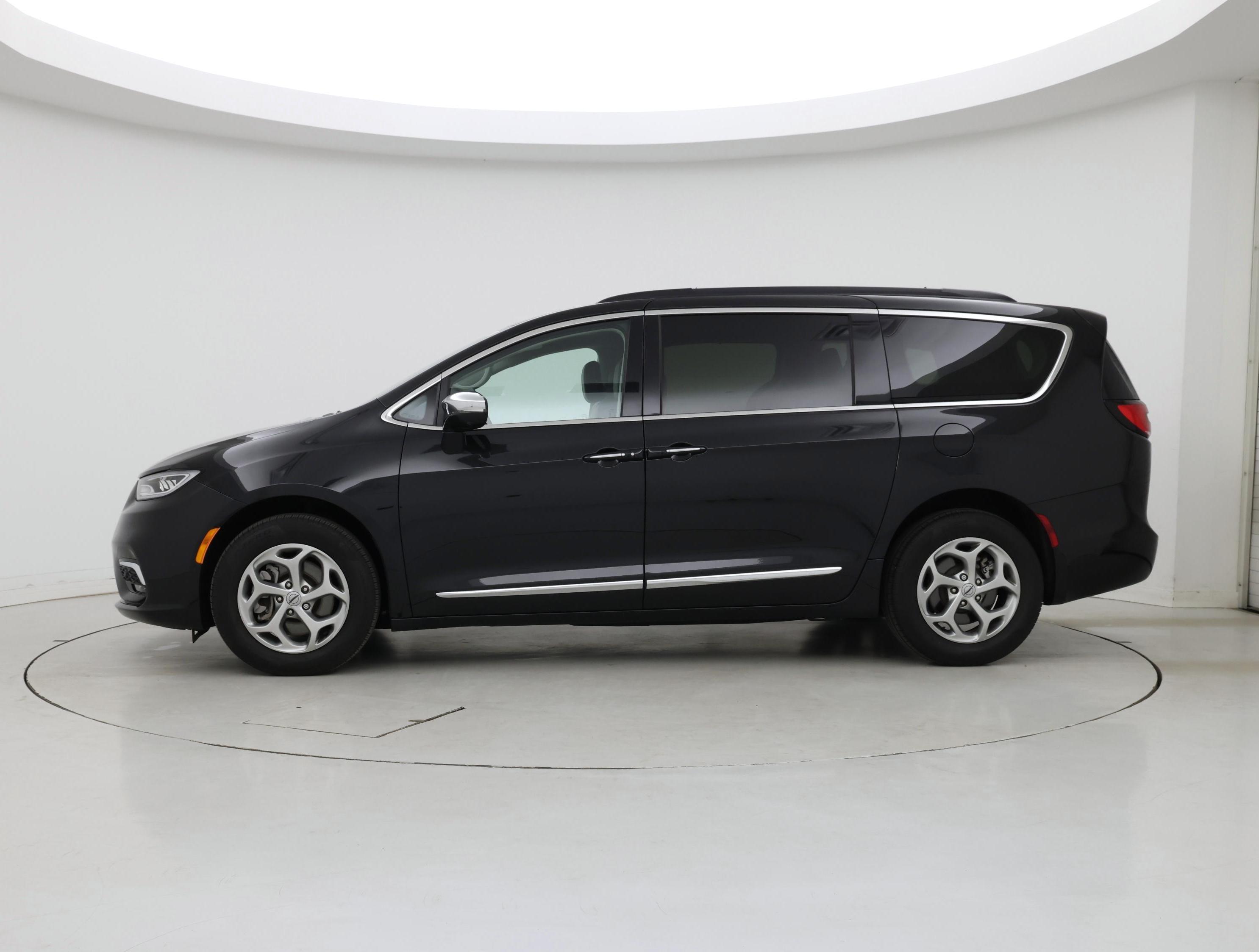 Thumbnail: 2022 Chrysler Pacifica - 3