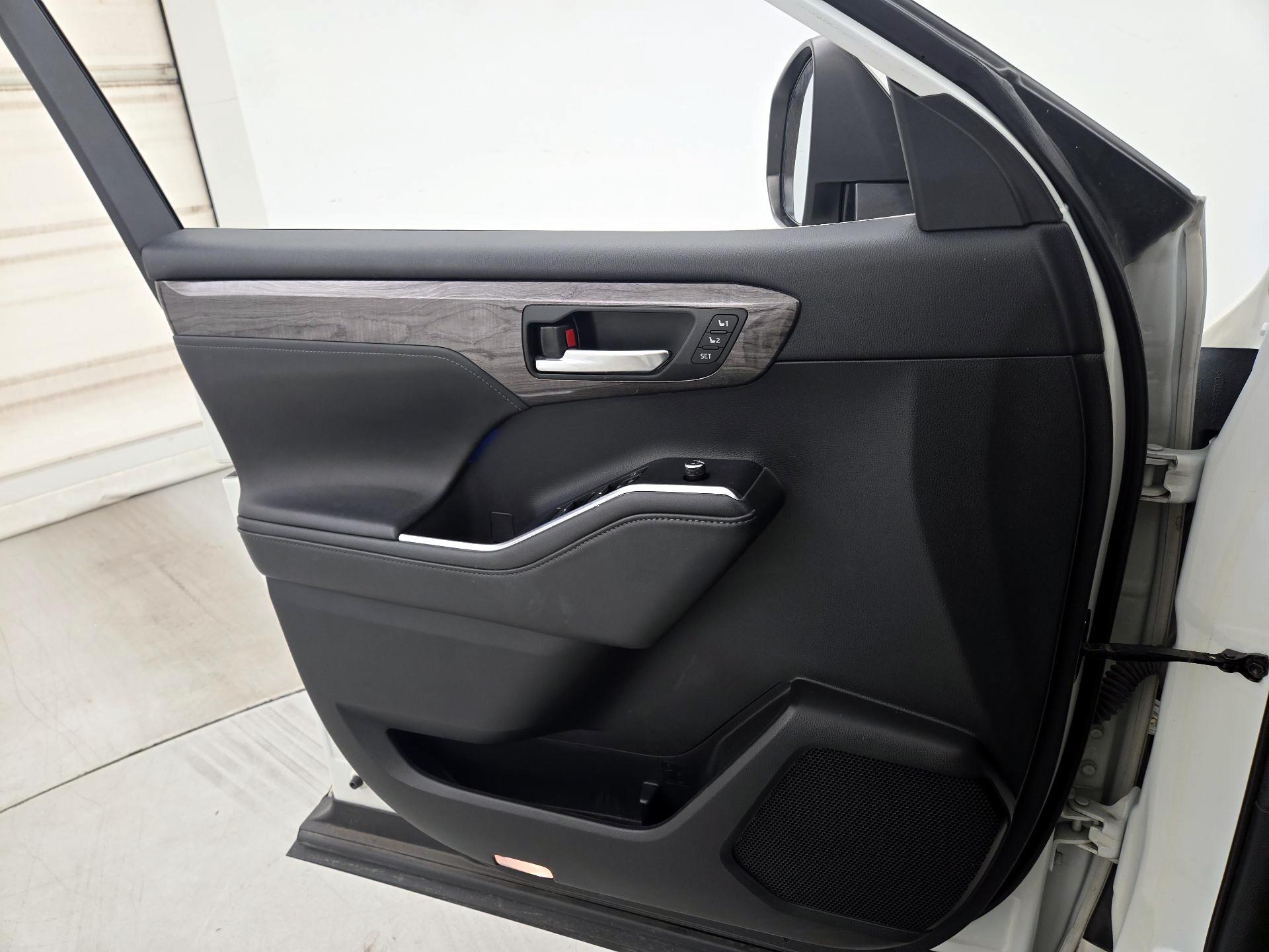 Thumbnail: 2020 Toyota Highlander - 12