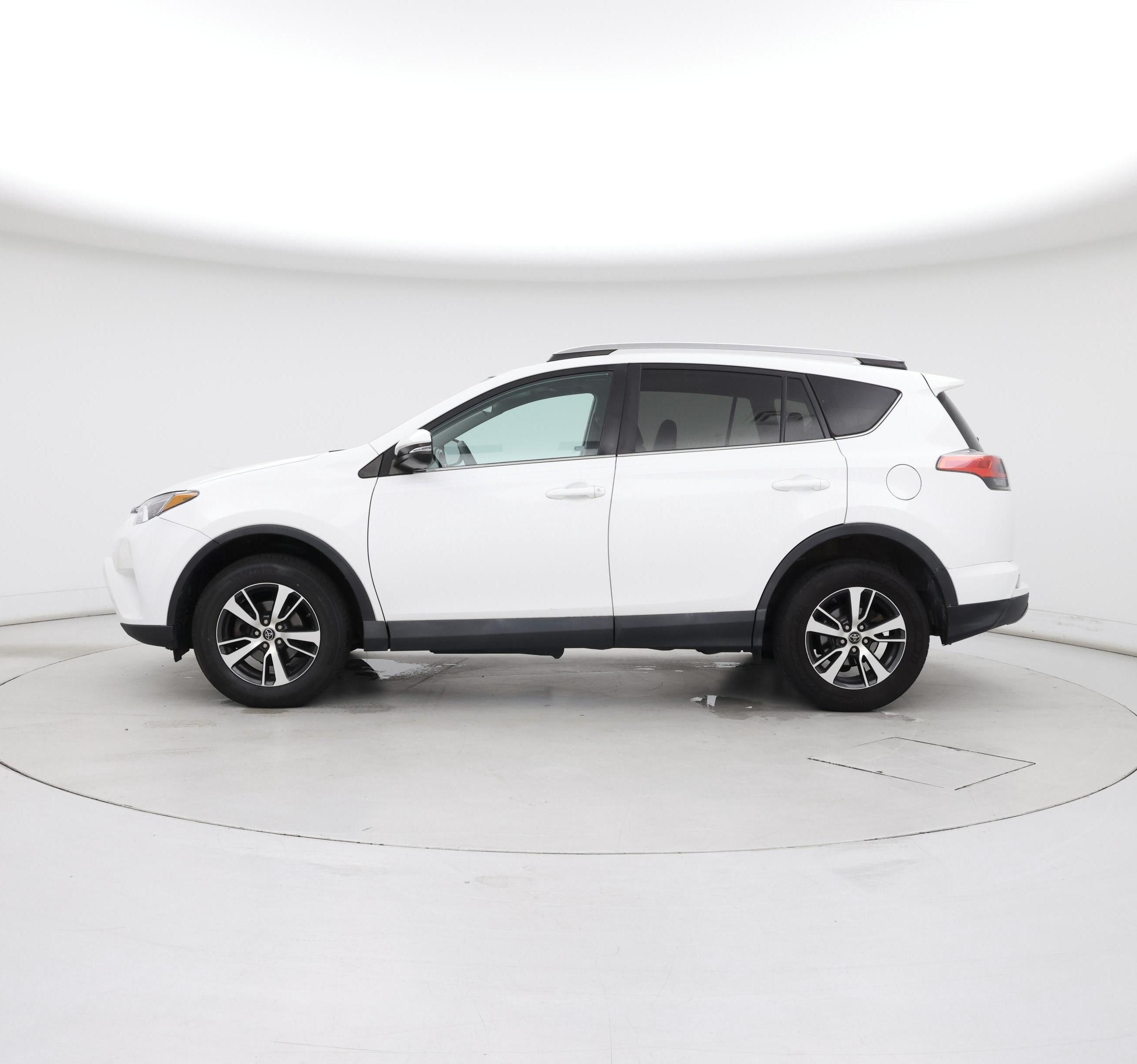 Thumbnail: 2018 Toyota RAV4 - 3
