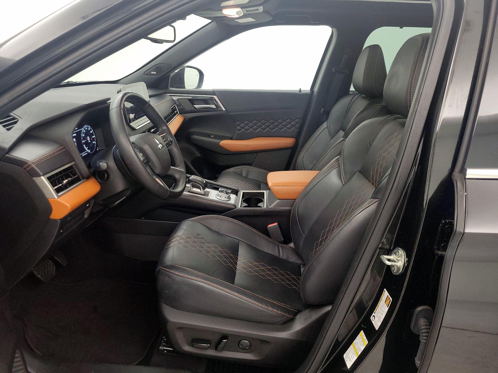 Thumbnail: 2023 Mitsubishi Outlander - 11