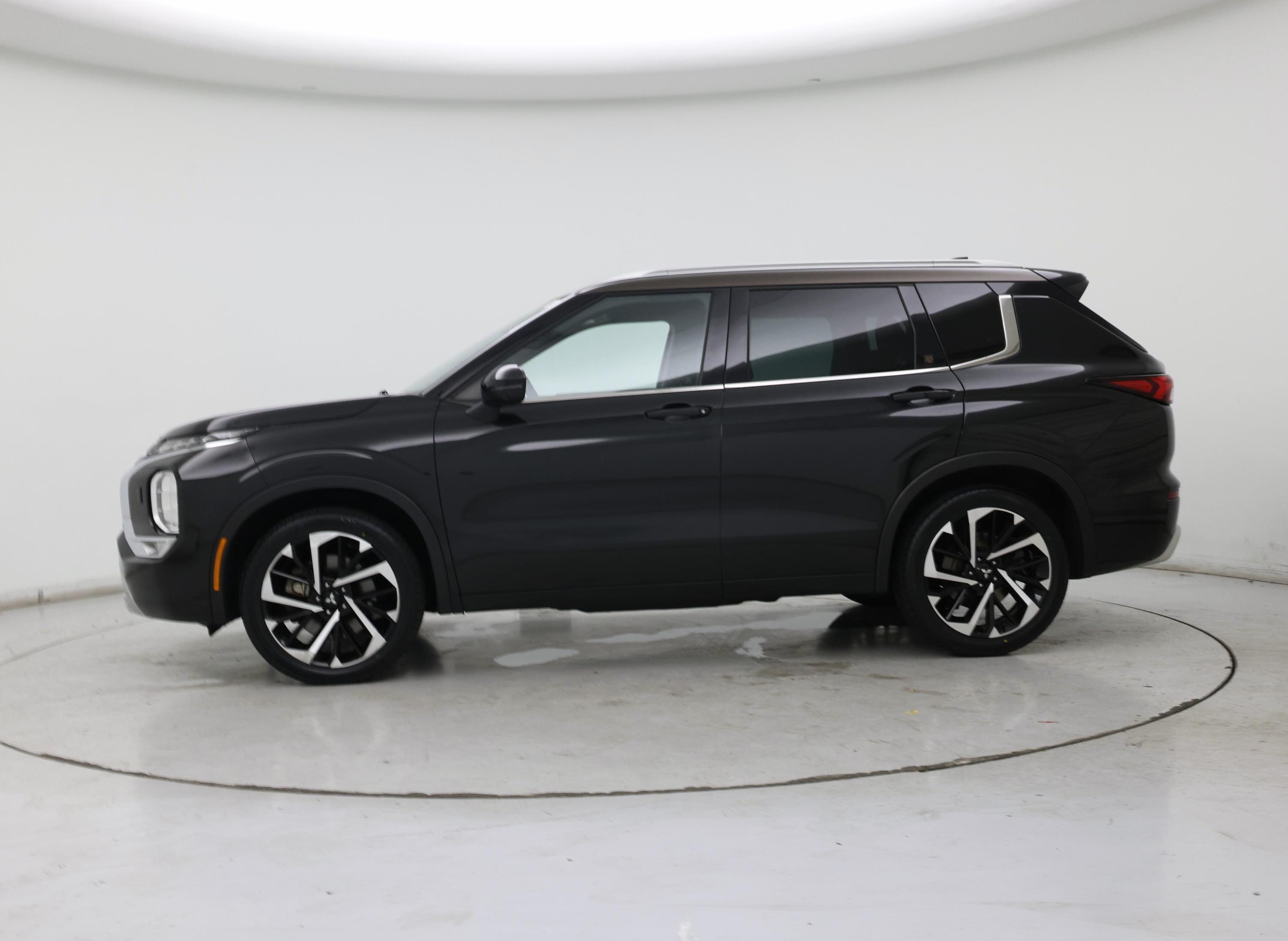 Thumbnail: 2023 Mitsubishi Outlander - 3