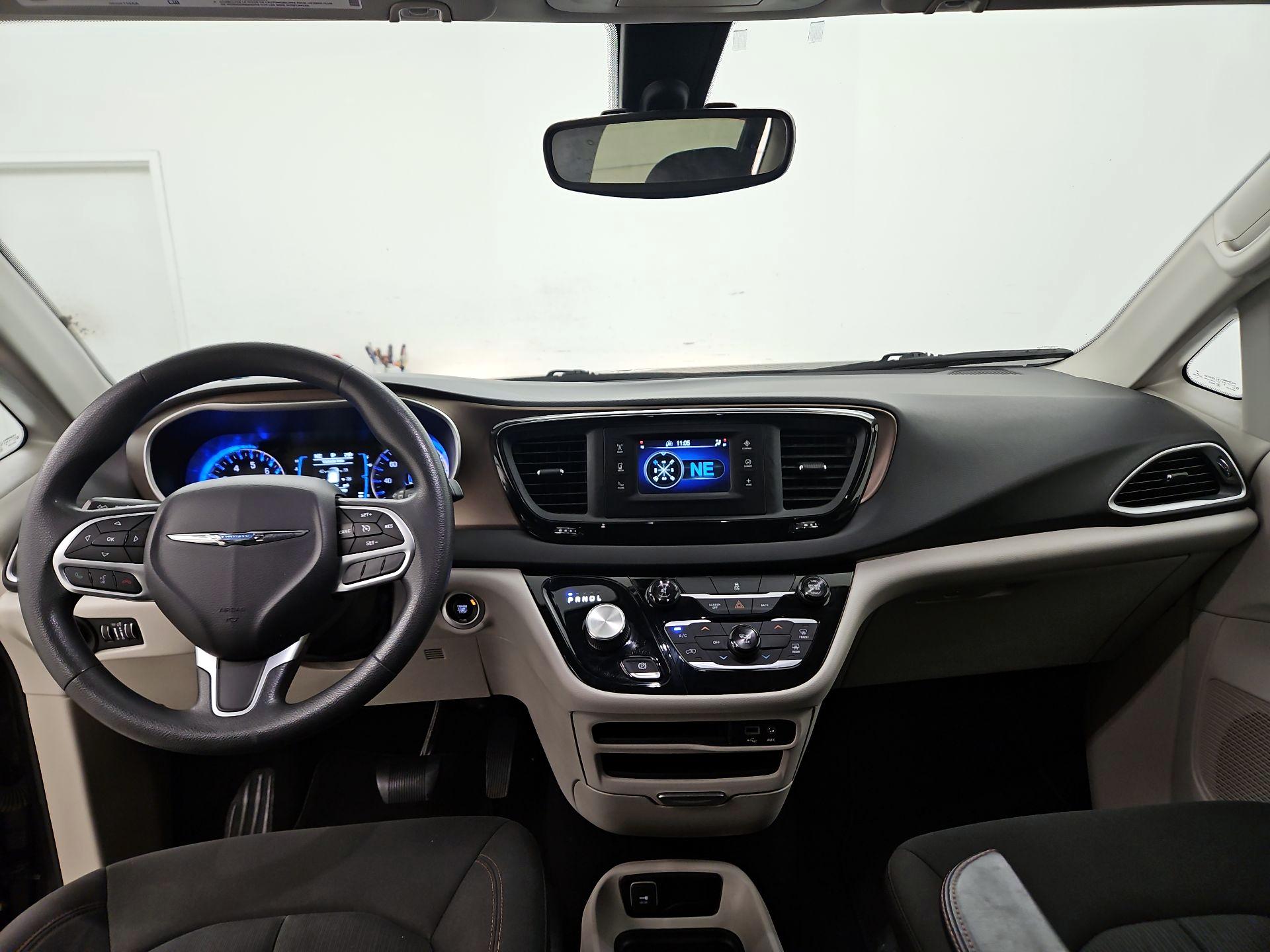 Thumbnail: 2017 Chrysler Pacifica - 9