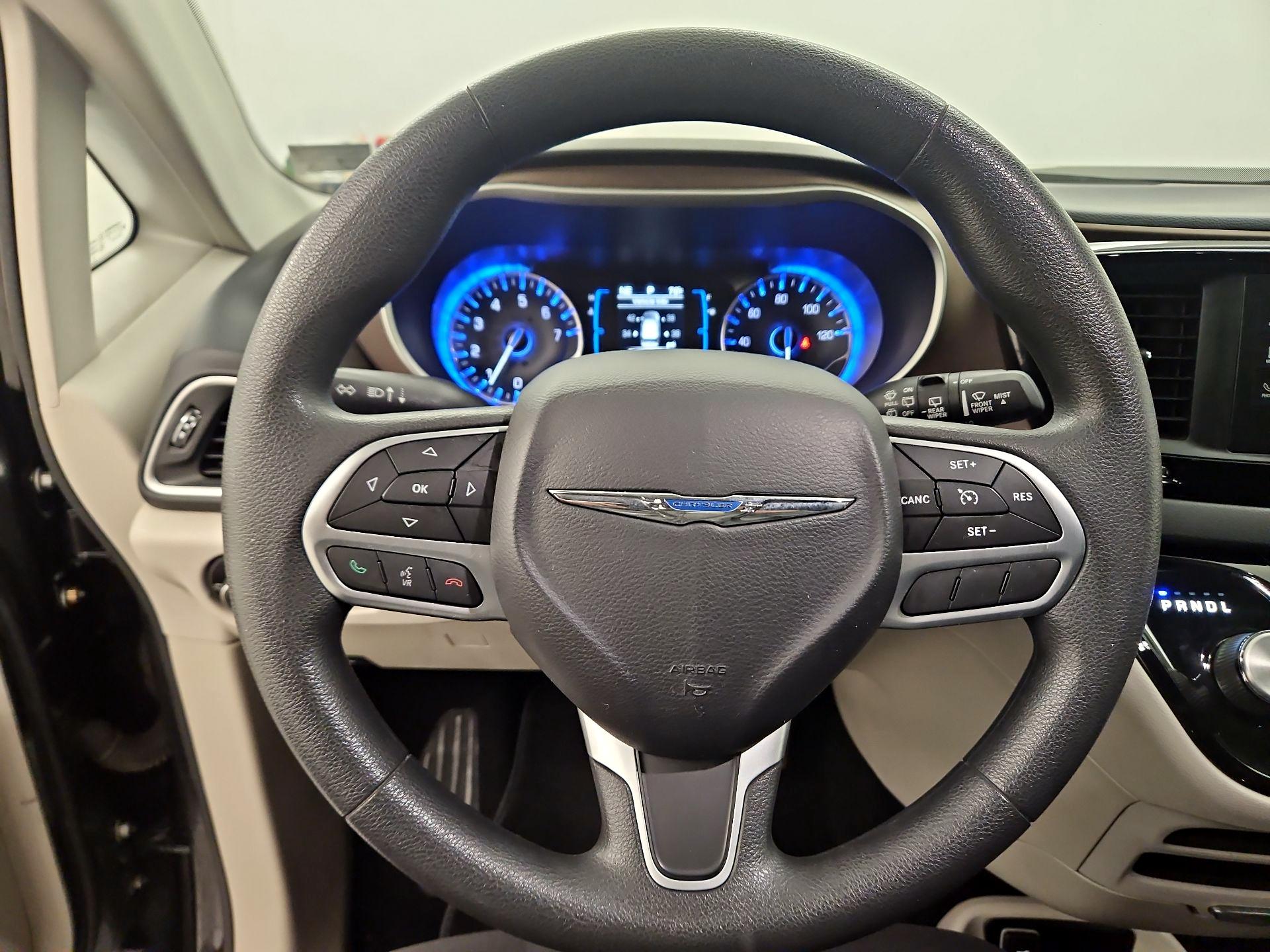 Thumbnail: 2017 Chrysler Pacifica - 10