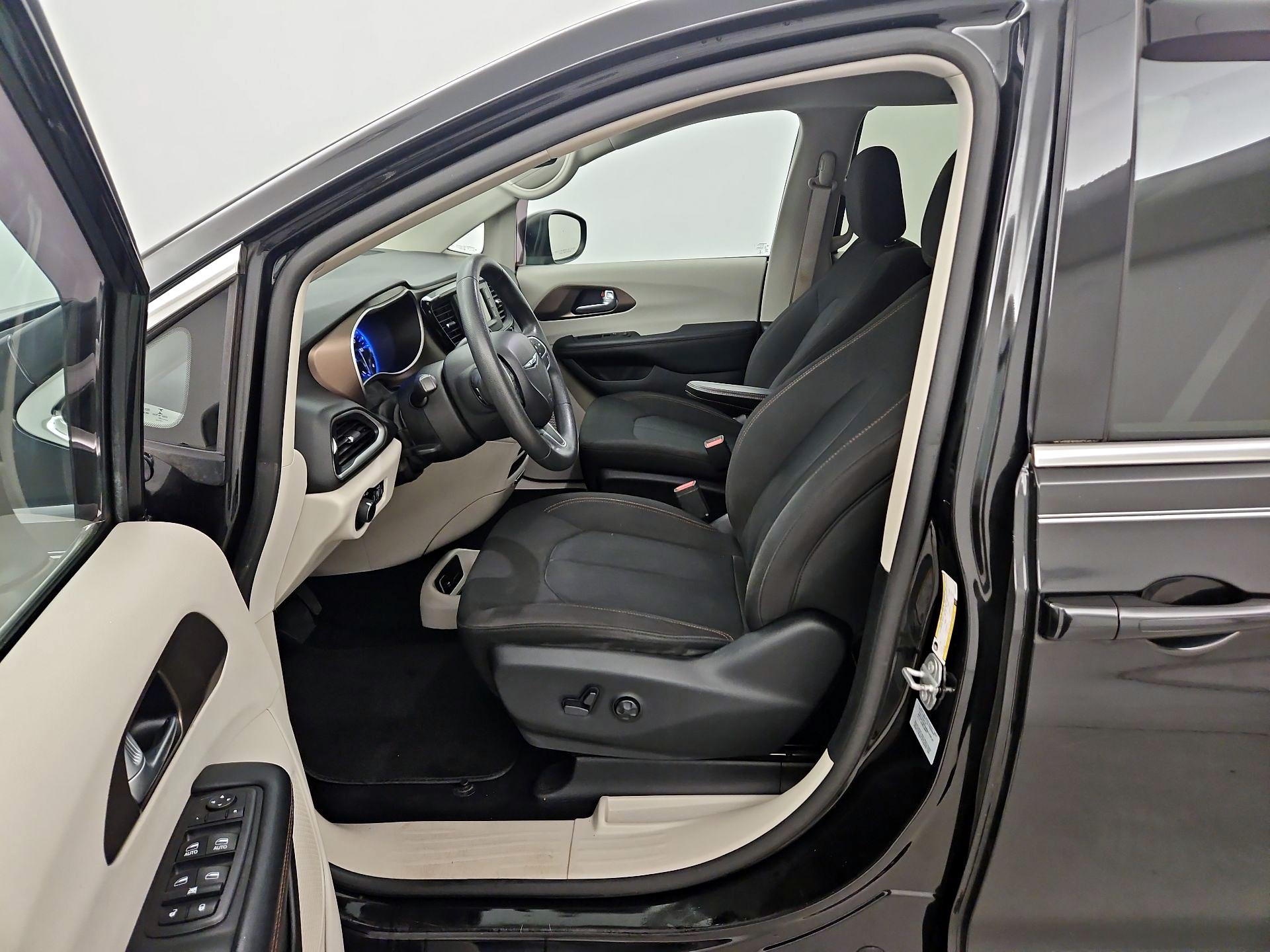 Thumbnail: 2017 Chrysler Pacifica - 11