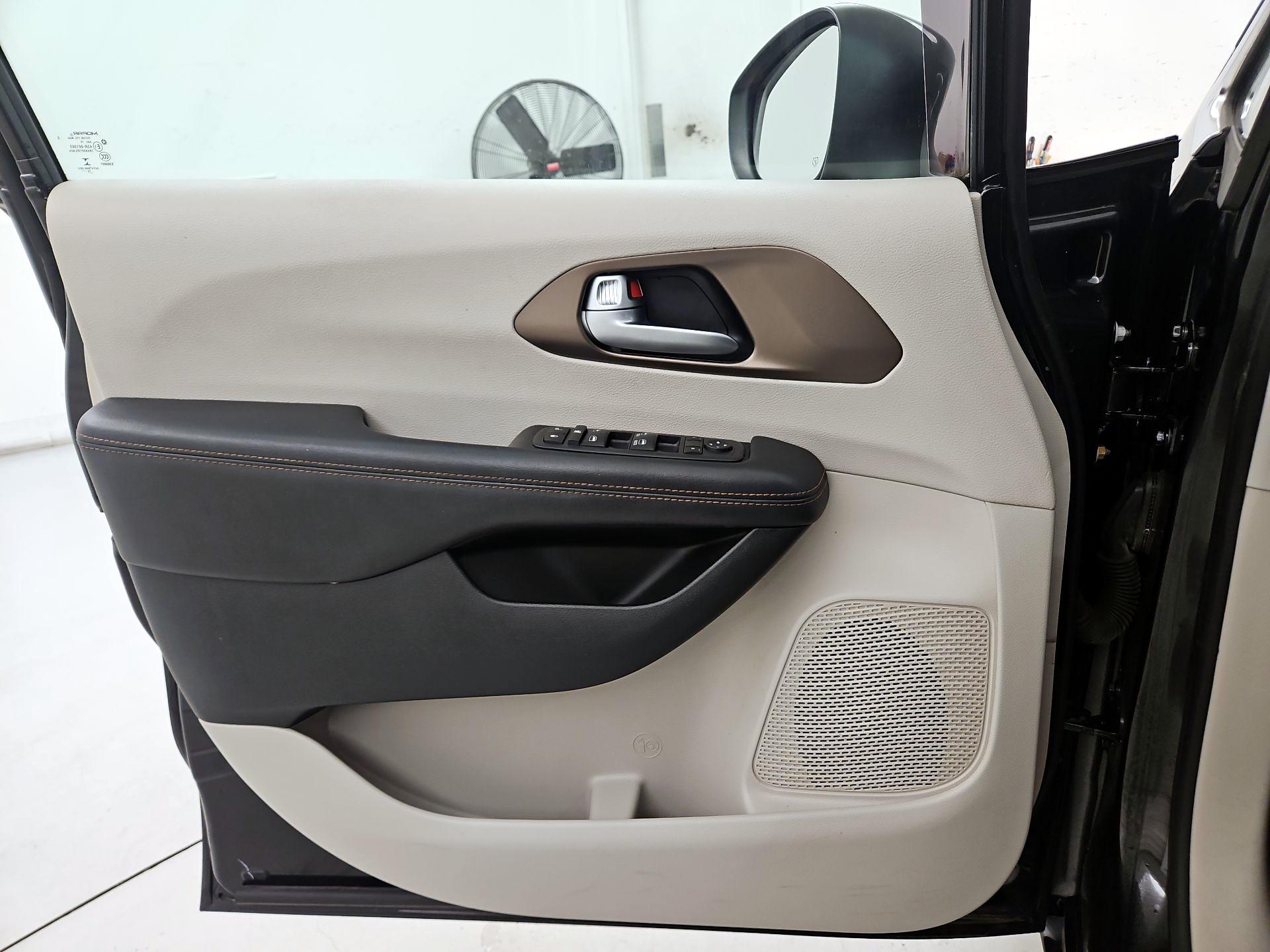 Thumbnail: 2017 Chrysler Pacifica - 12