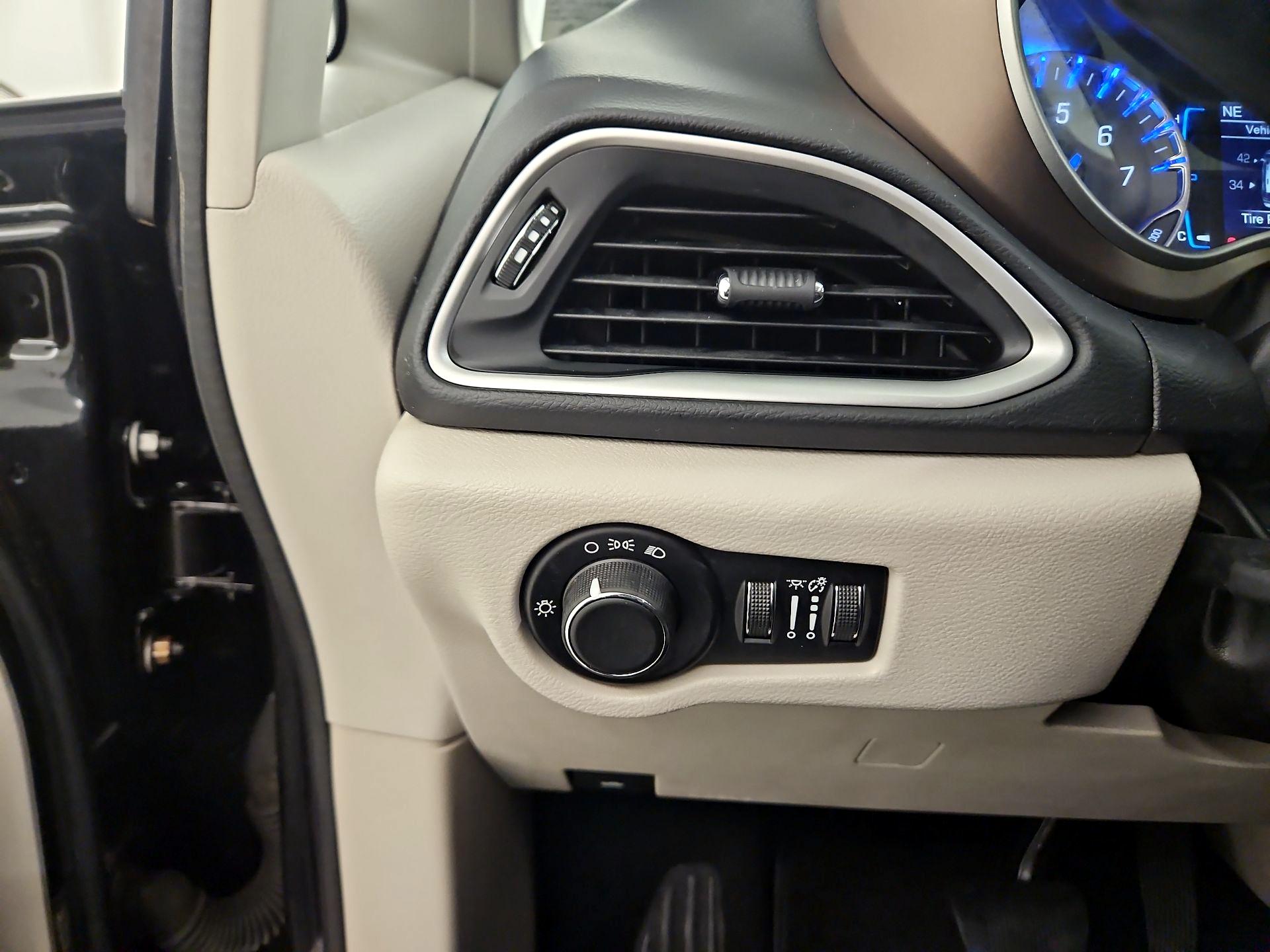 Thumbnail: 2017 Chrysler Pacifica - 13