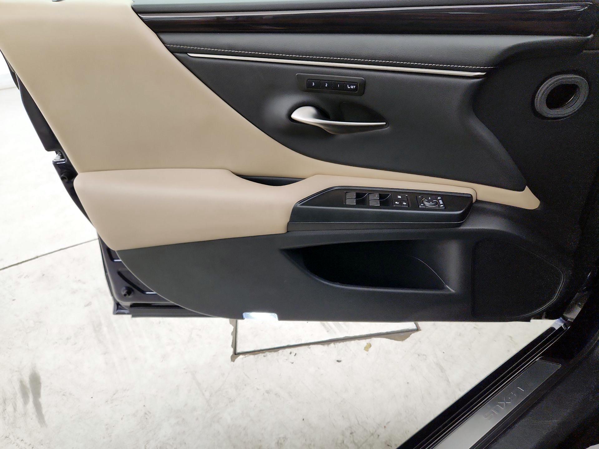 Thumbnail: 2020 Lexus ES - 12