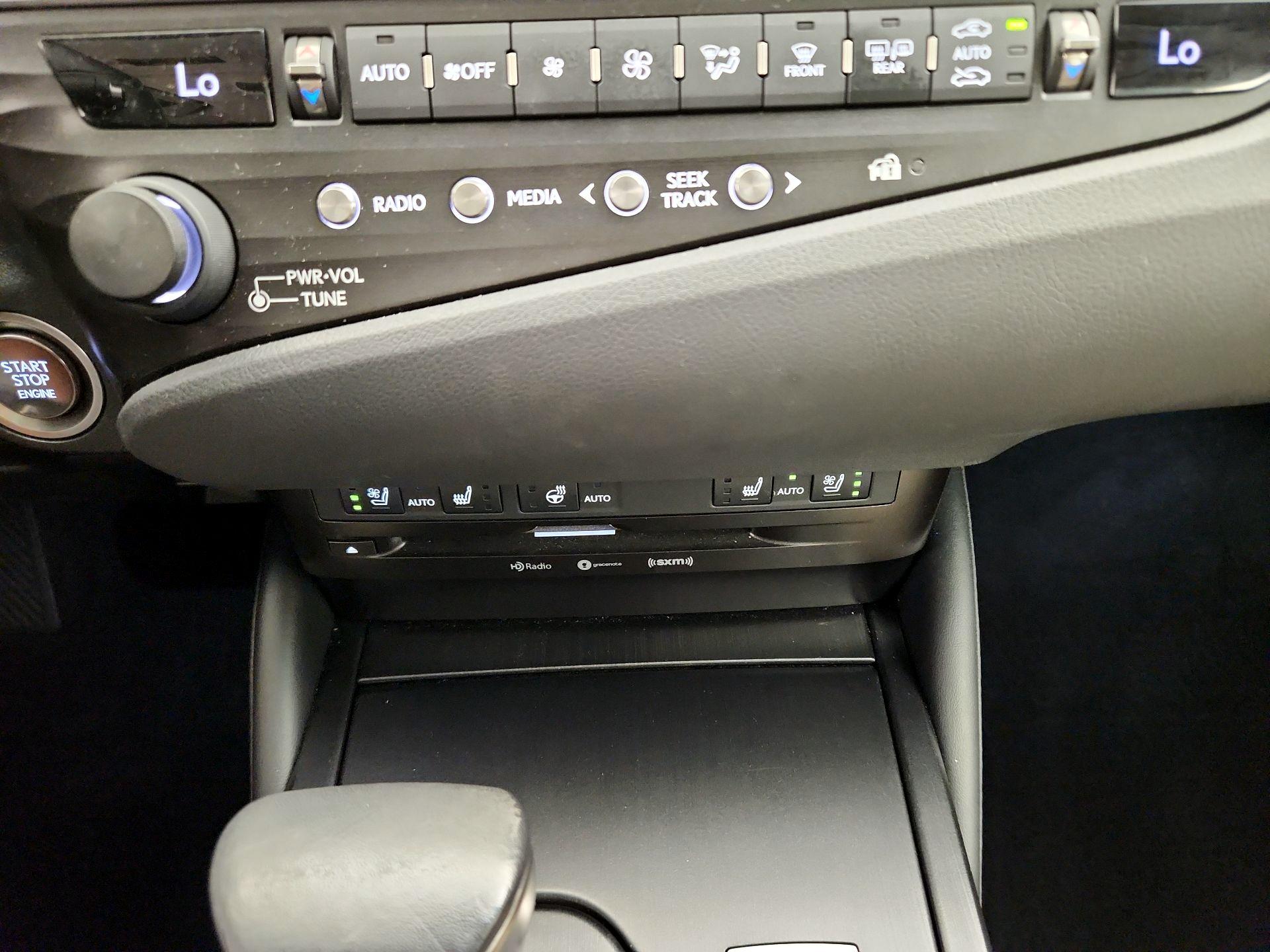Thumbnail: 2020 Lexus ES - 17