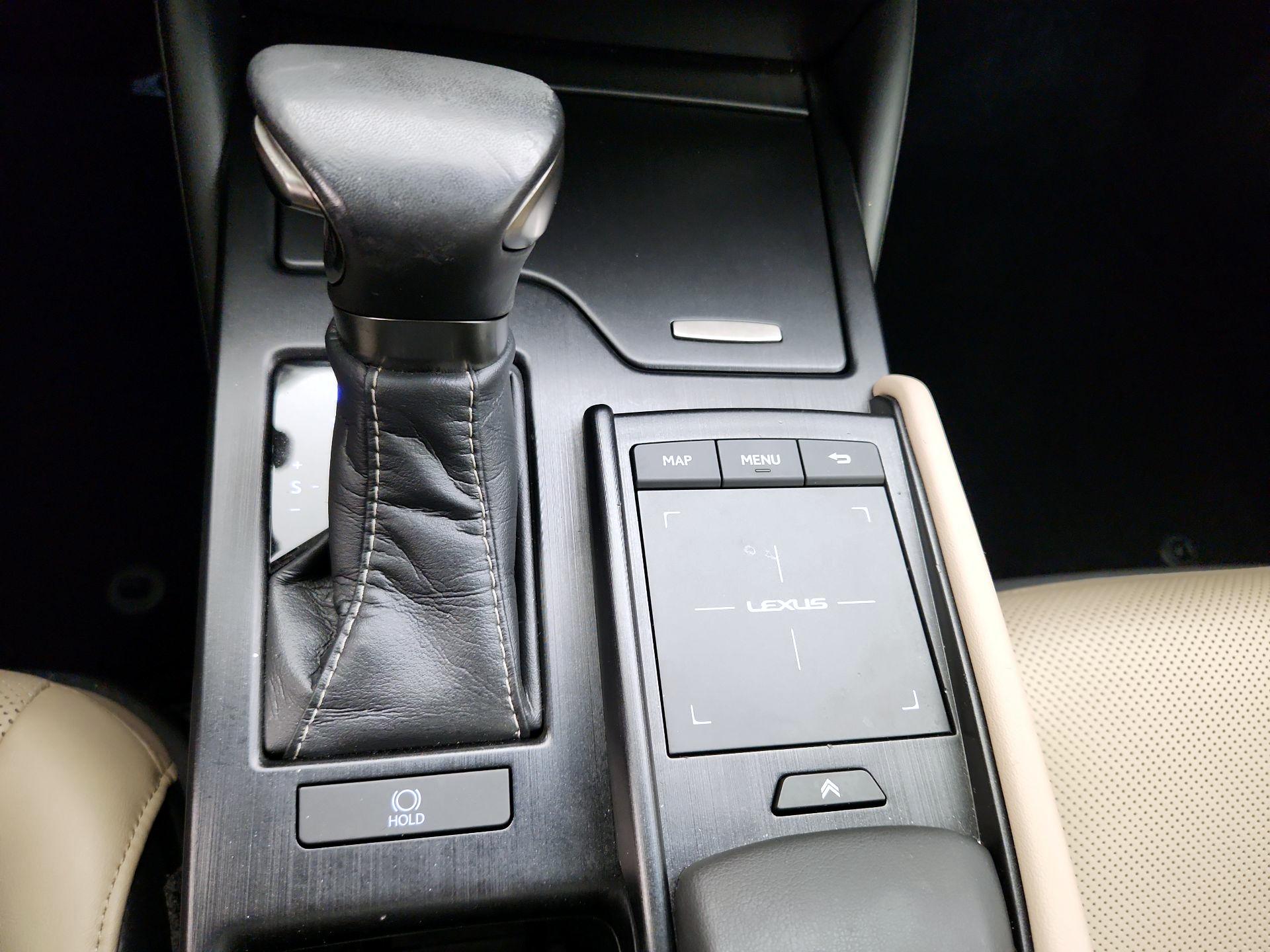 Thumbnail: 2020 Lexus ES - 18