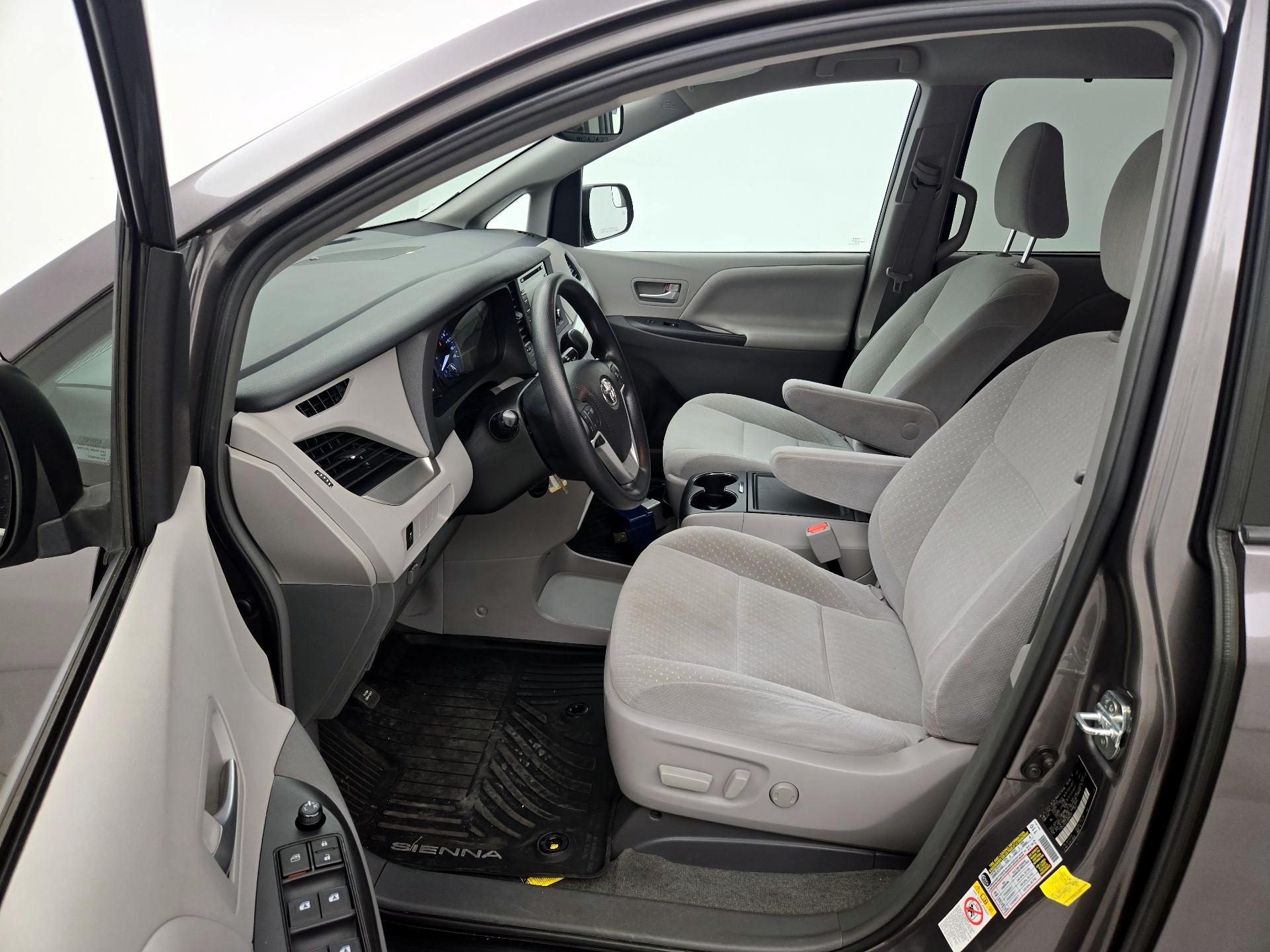 Thumbnail: 2018 Toyota Sienna - 11