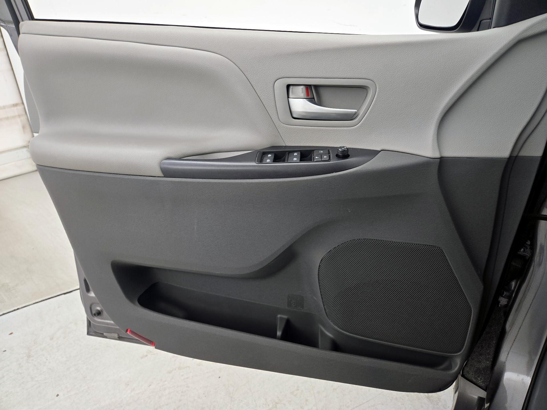 Thumbnail: 2018 Toyota Sienna - 12