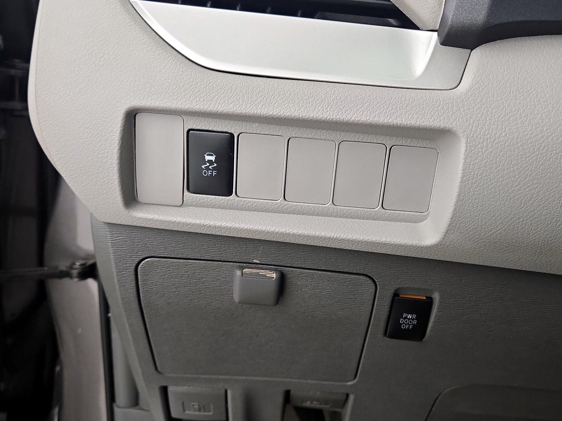 Thumbnail: 2018 Toyota Sienna - 13