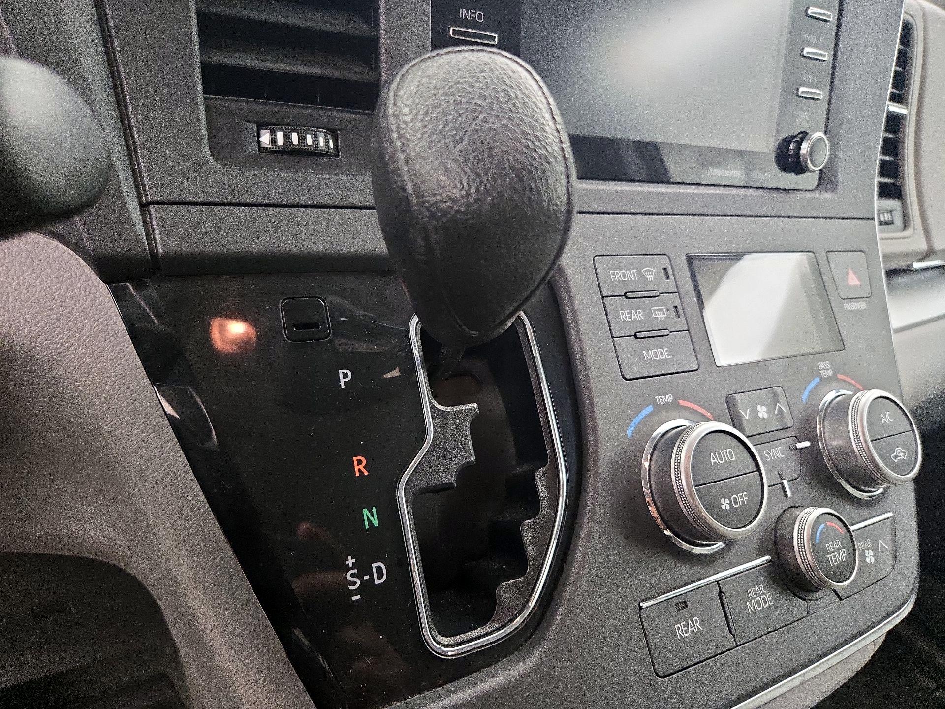 Thumbnail: 2018 Toyota Sienna - 17