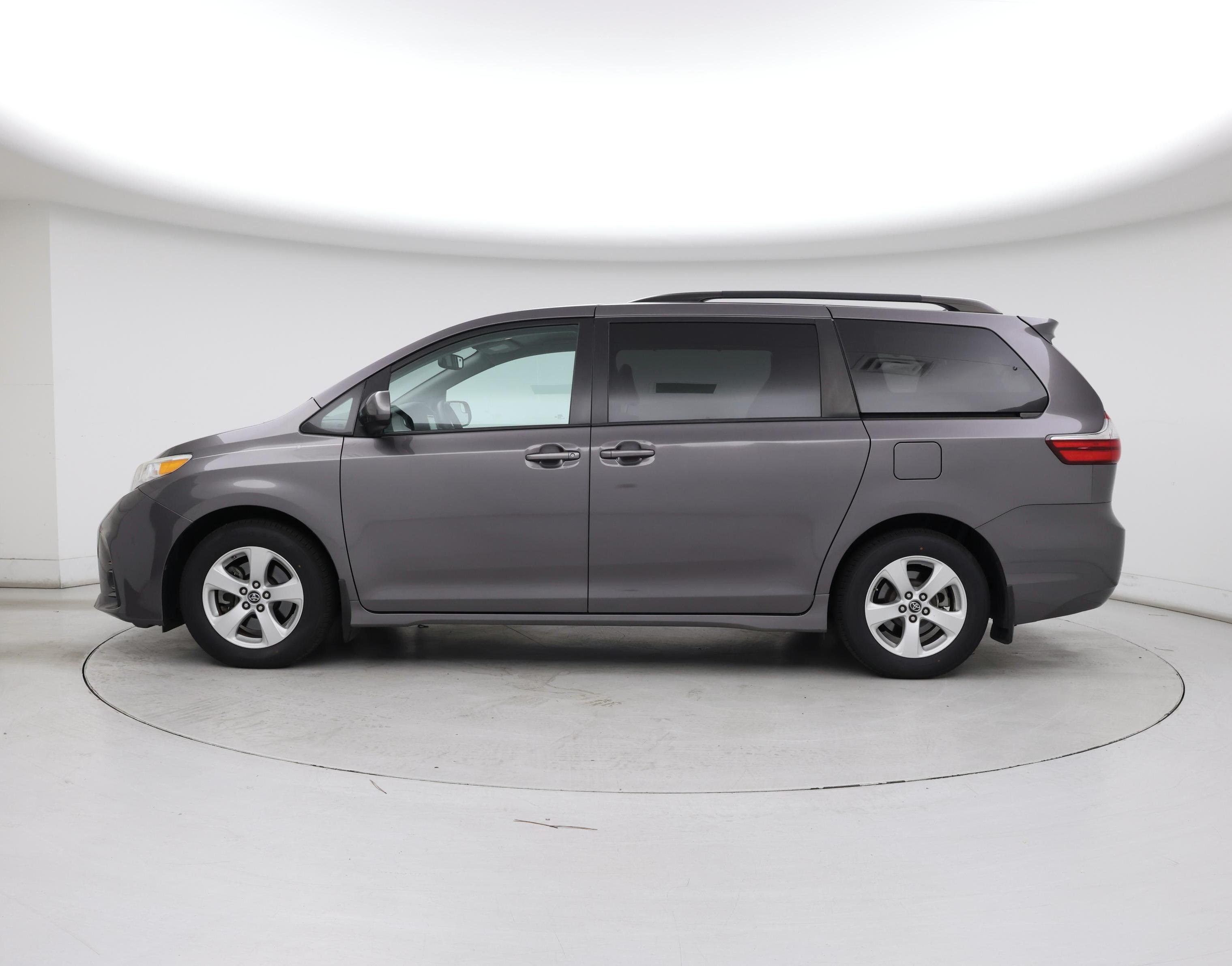 Thumbnail: 2018 Toyota Sienna - 3