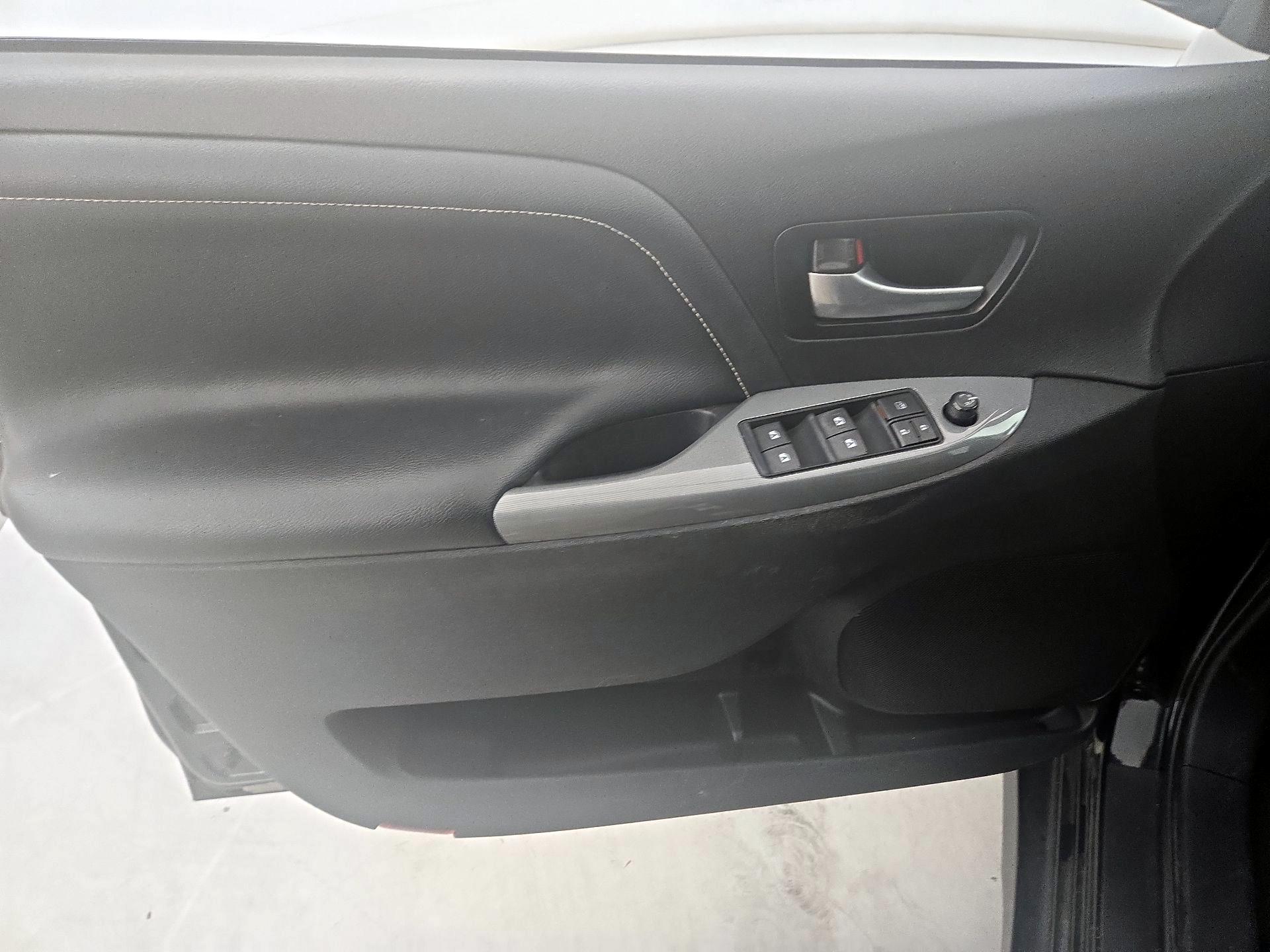 Thumbnail: 2015 Toyota Sienna - 12