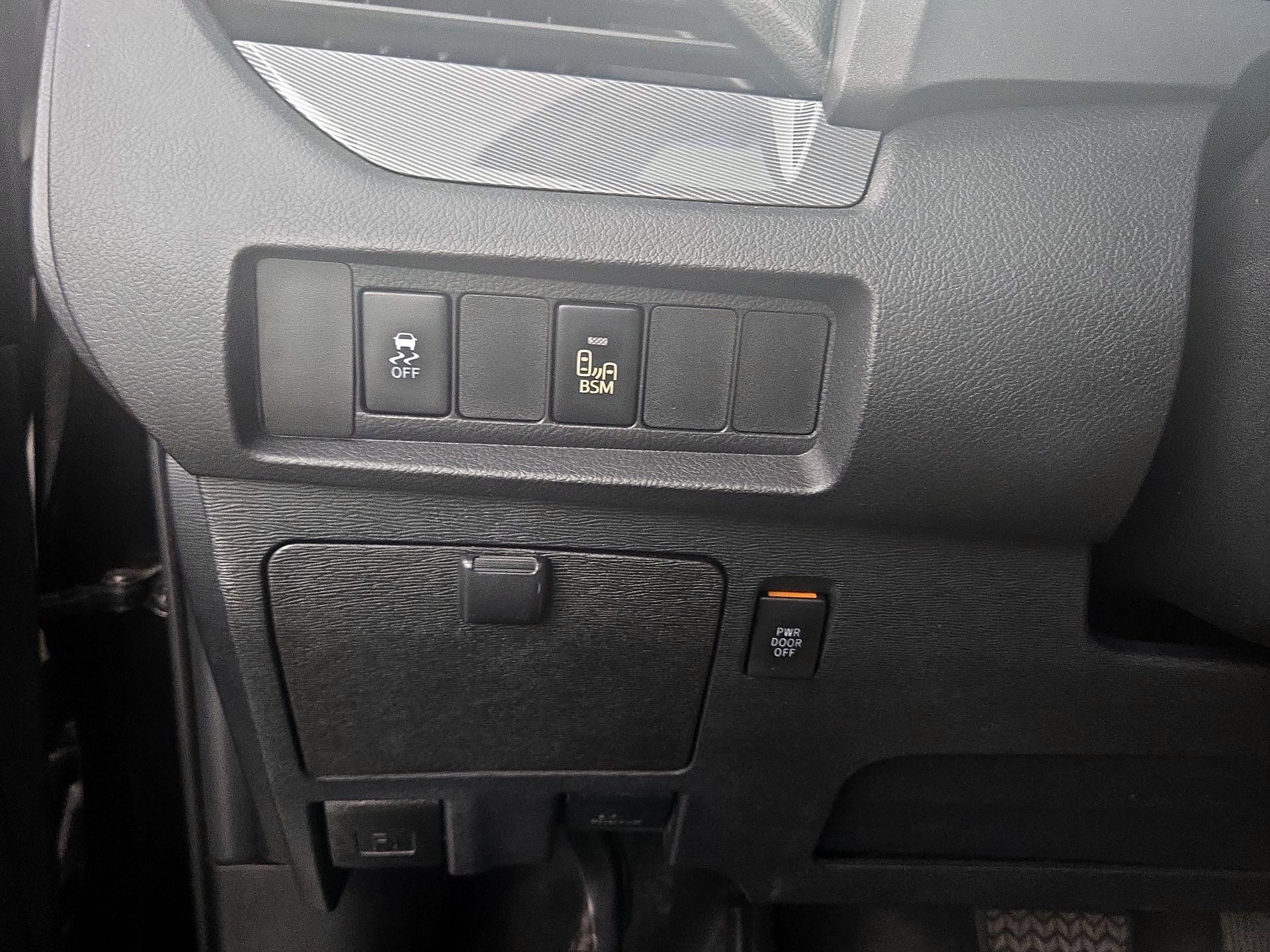 Thumbnail: 2015 Toyota Sienna - 13