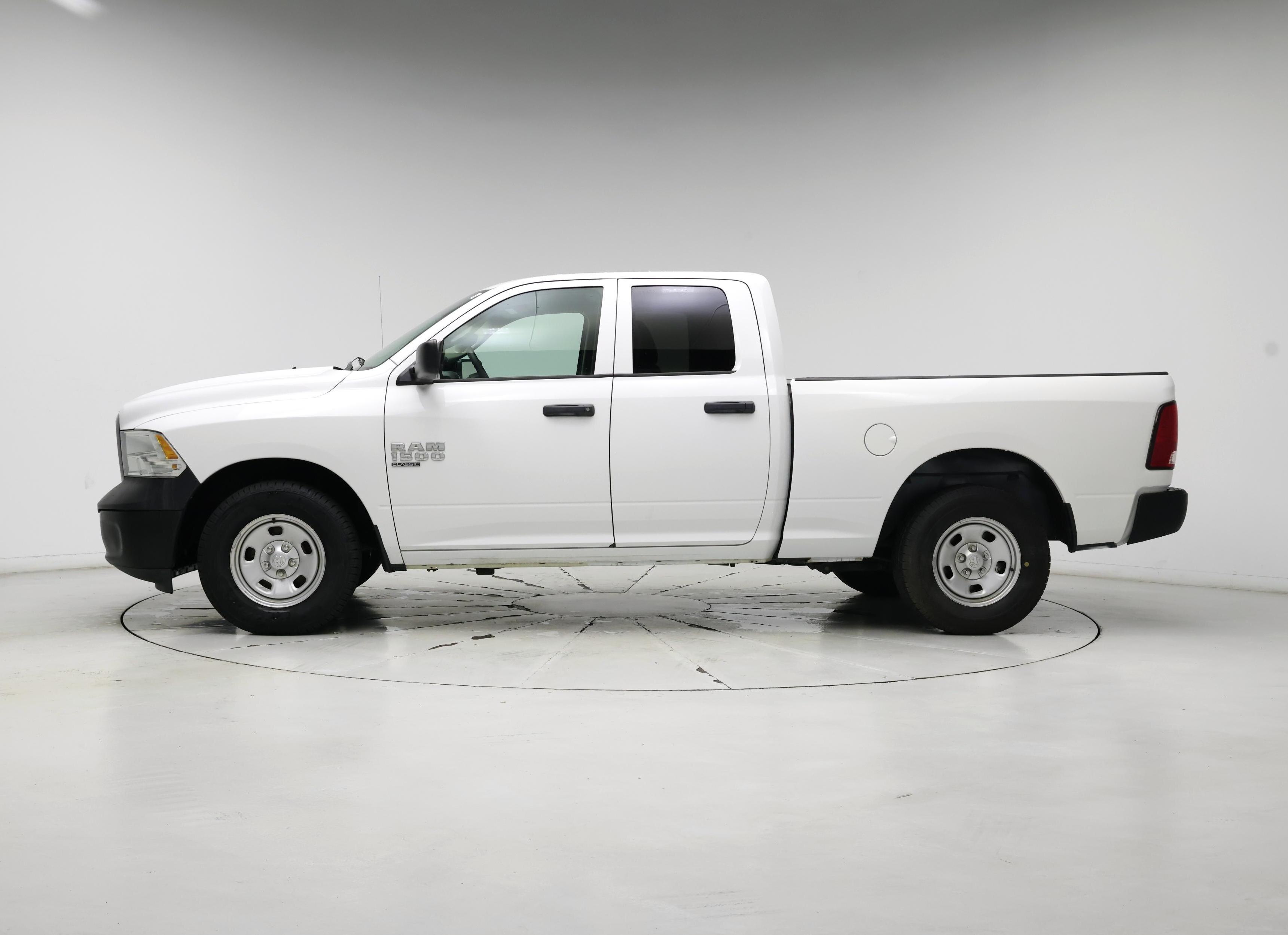 Thumbnail: 2019 RAM 1500 Classic - 3