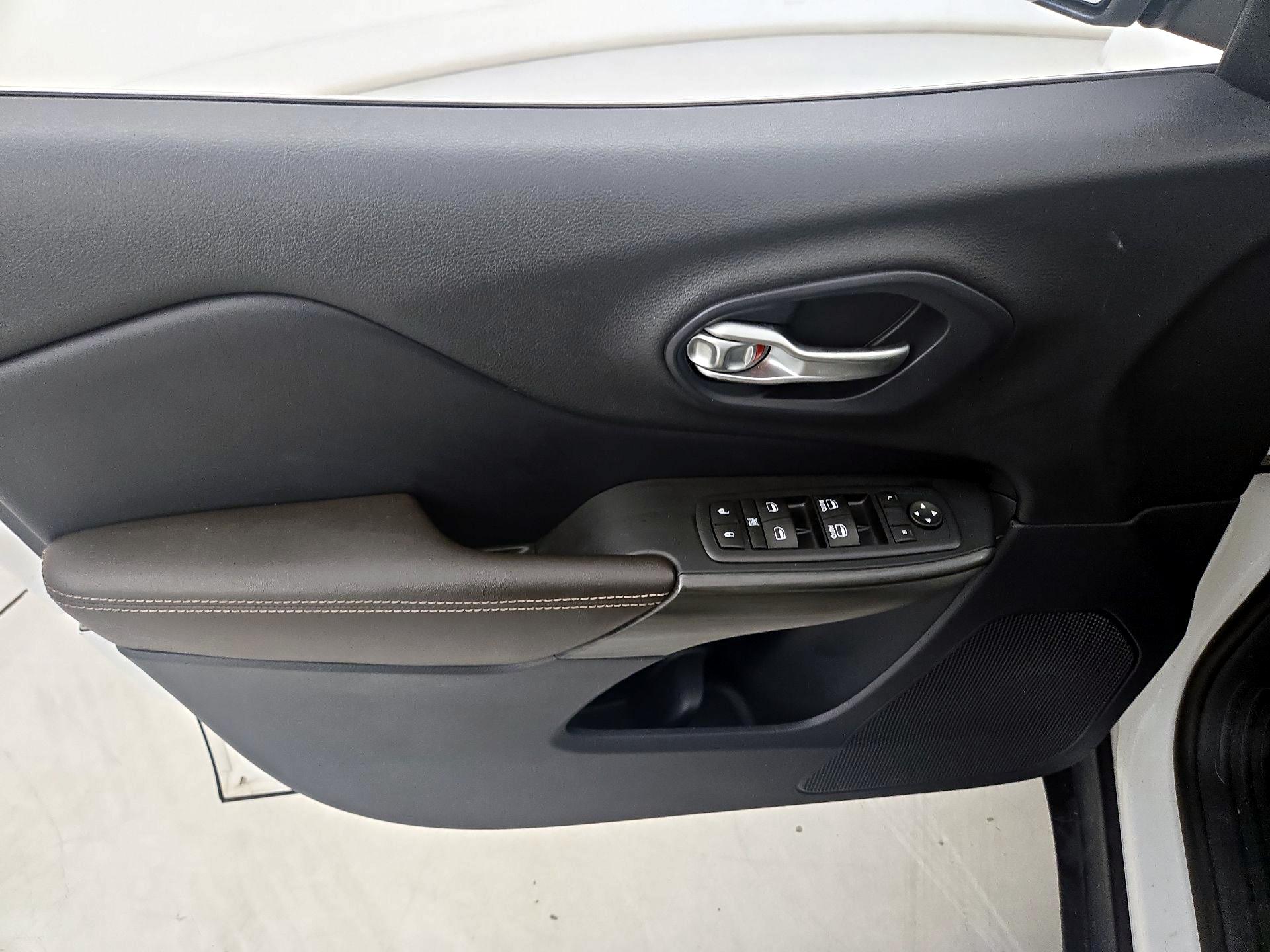 Thumbnail: 2016 Jeep Cherokee - 12