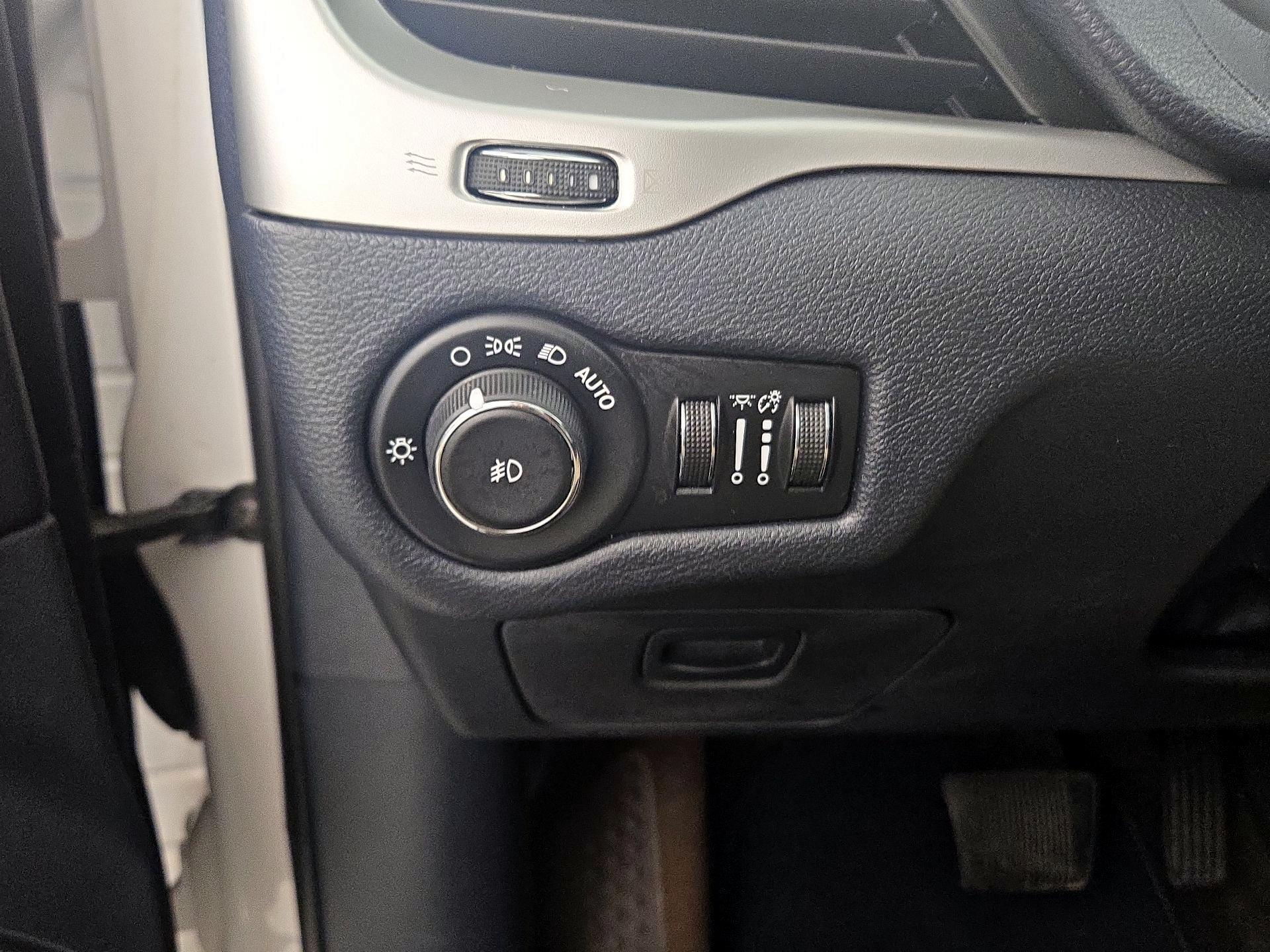 Thumbnail: 2016 Jeep Cherokee - 13