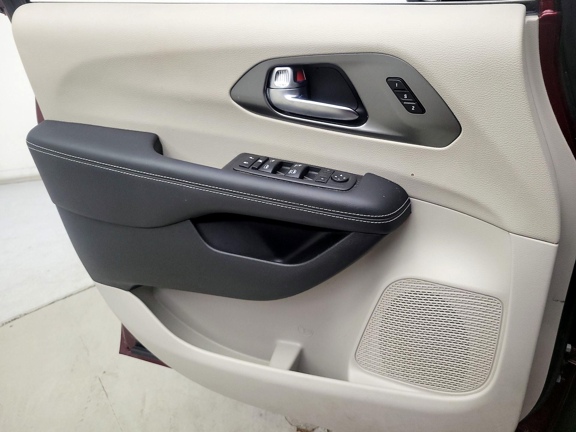 Thumbnail: 2023 Chrysler Pacifica - 12