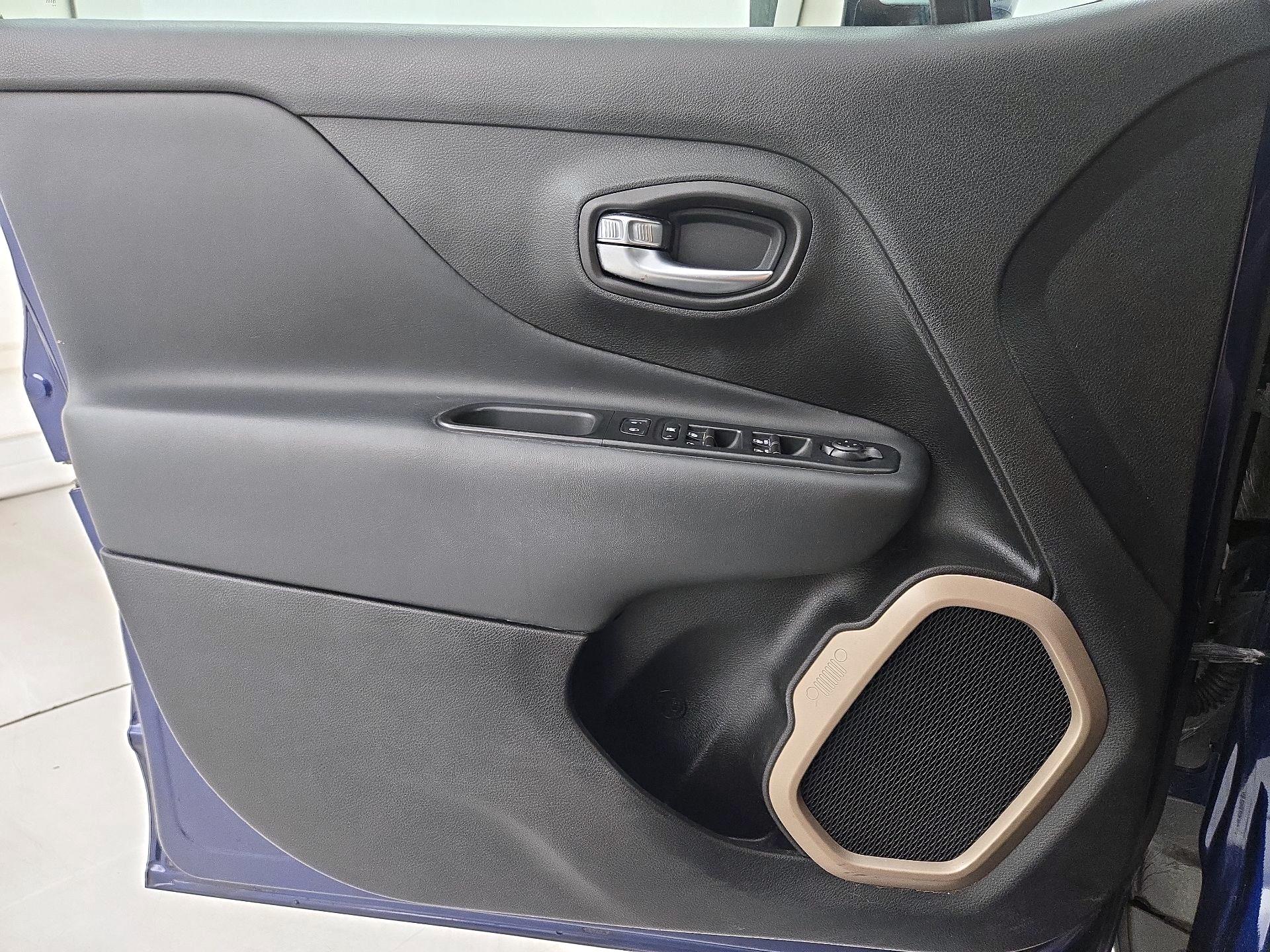 Thumbnail: 2016 Jeep Renegade - 12