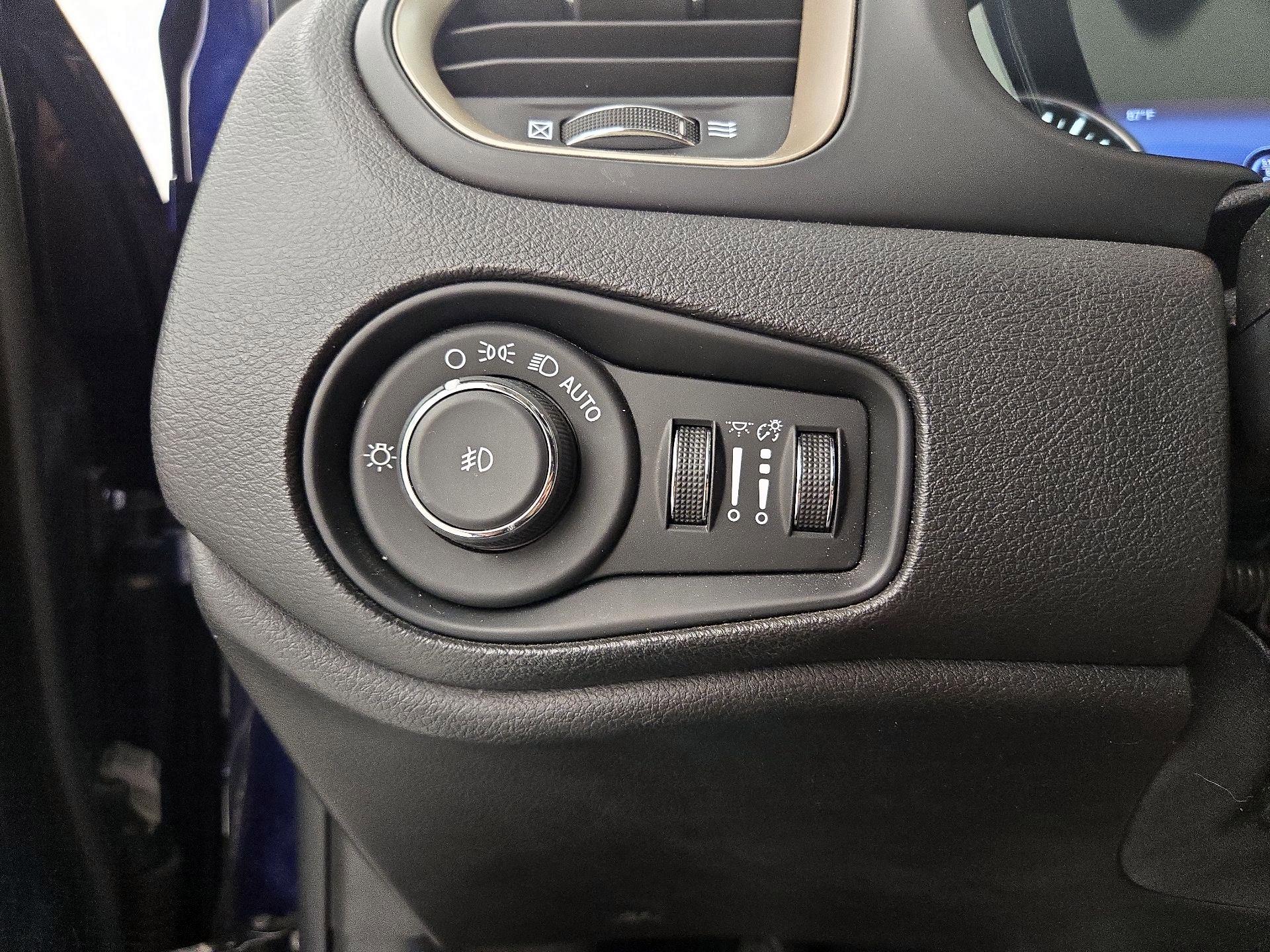 Thumbnail: 2016 Jeep Renegade - 13