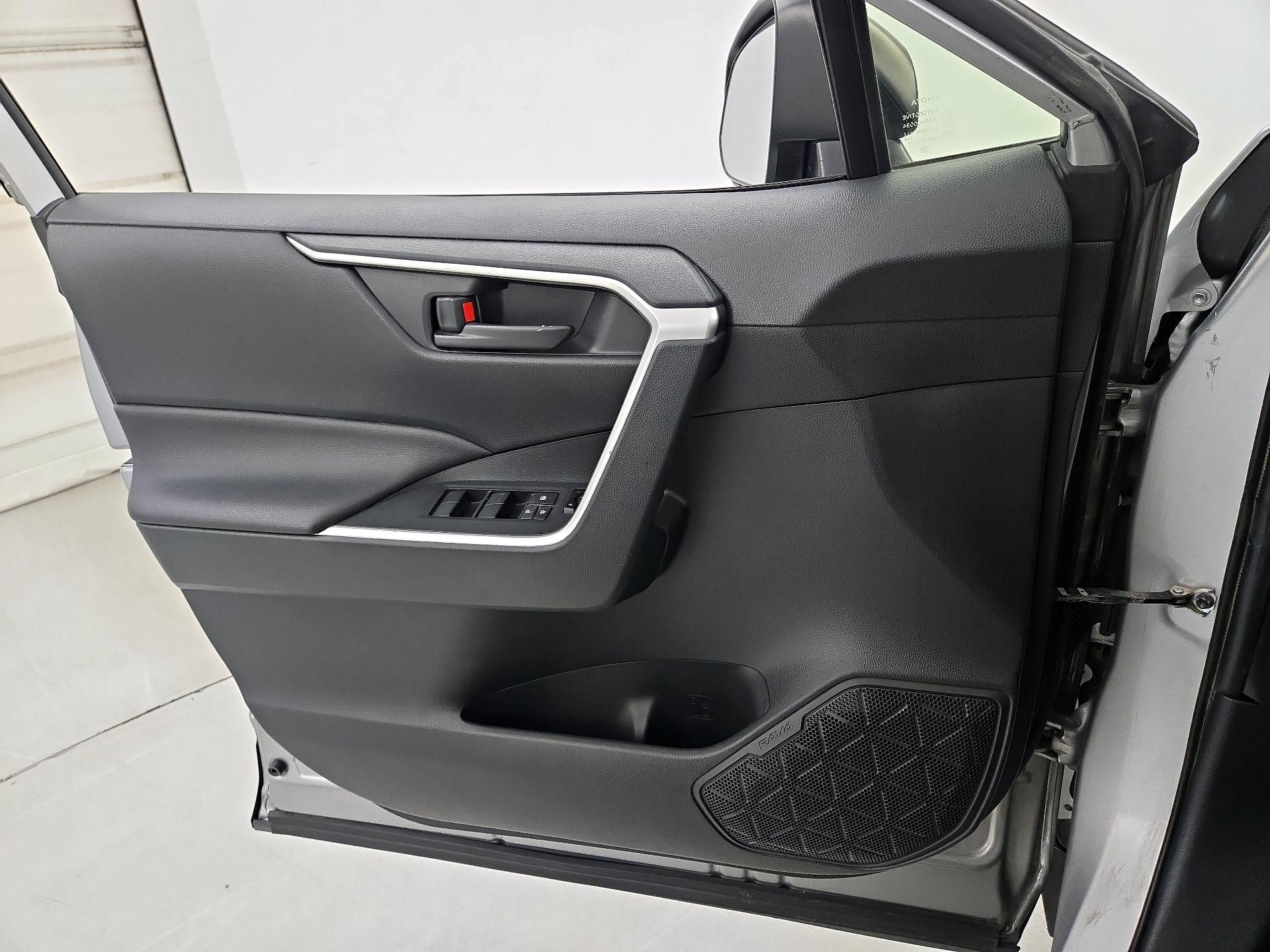 Thumbnail: 2019 Toyota RAV4 - 12