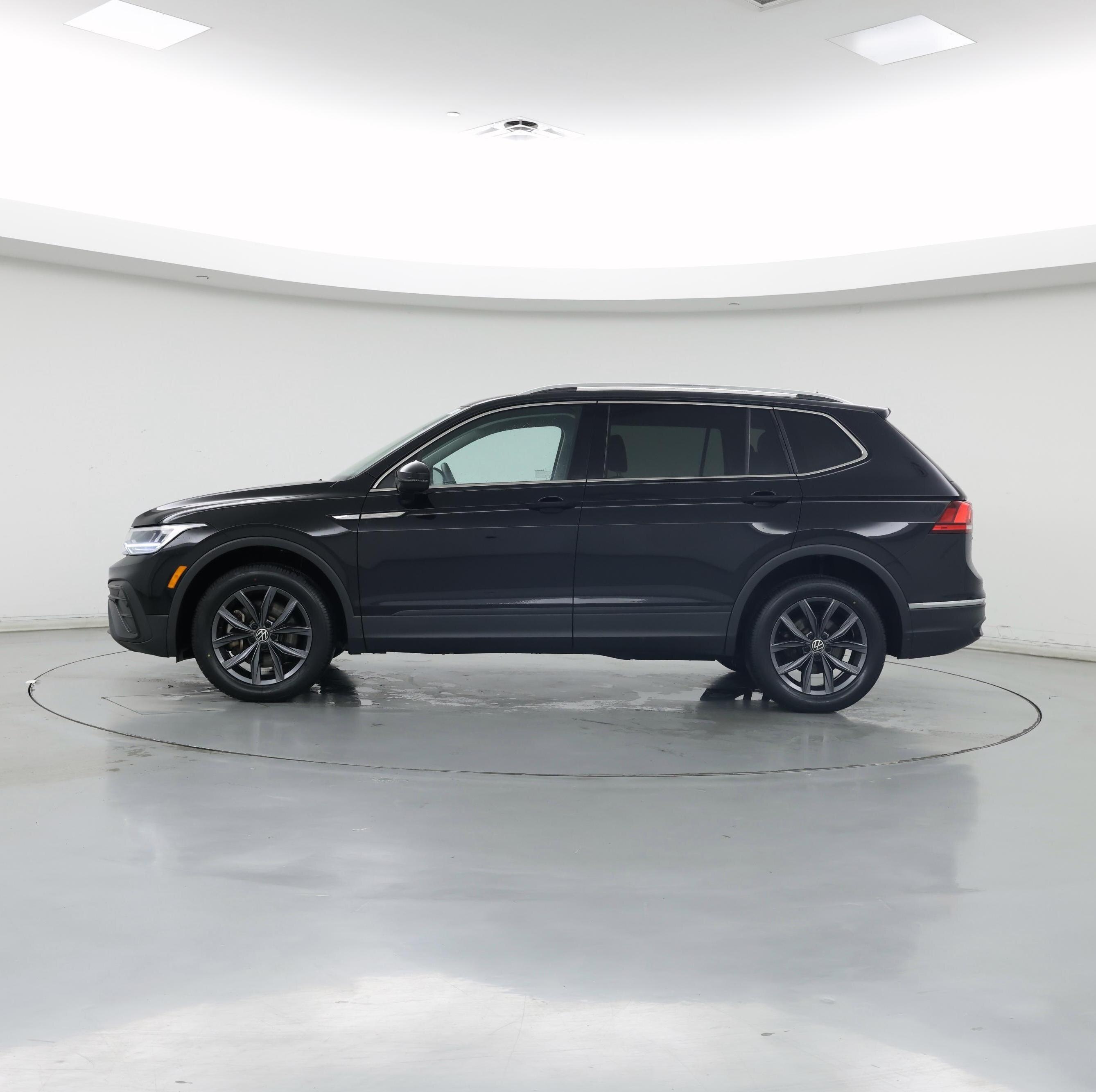 Thumbnail: 2022 Volkswagen Tiguan - 3